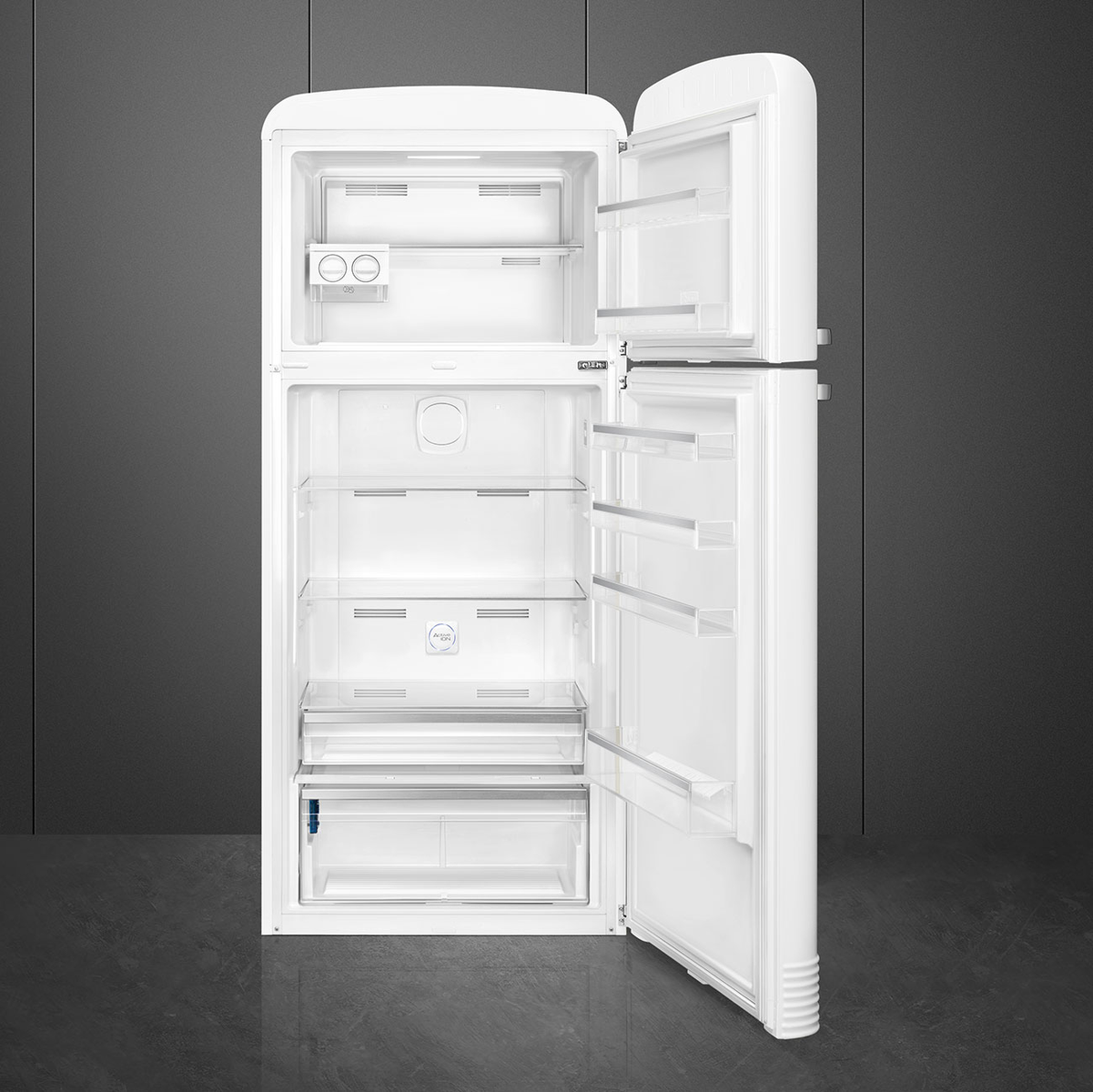 Refrigerador Smeg blanco, puerta abierta. Interior visible con estantes y cajones. Fondo gris.