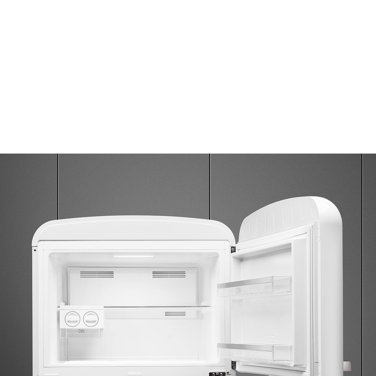 Refrigerador Smeg blanco con la puerta abierta, mostrando estantes y compartimentos interiores.