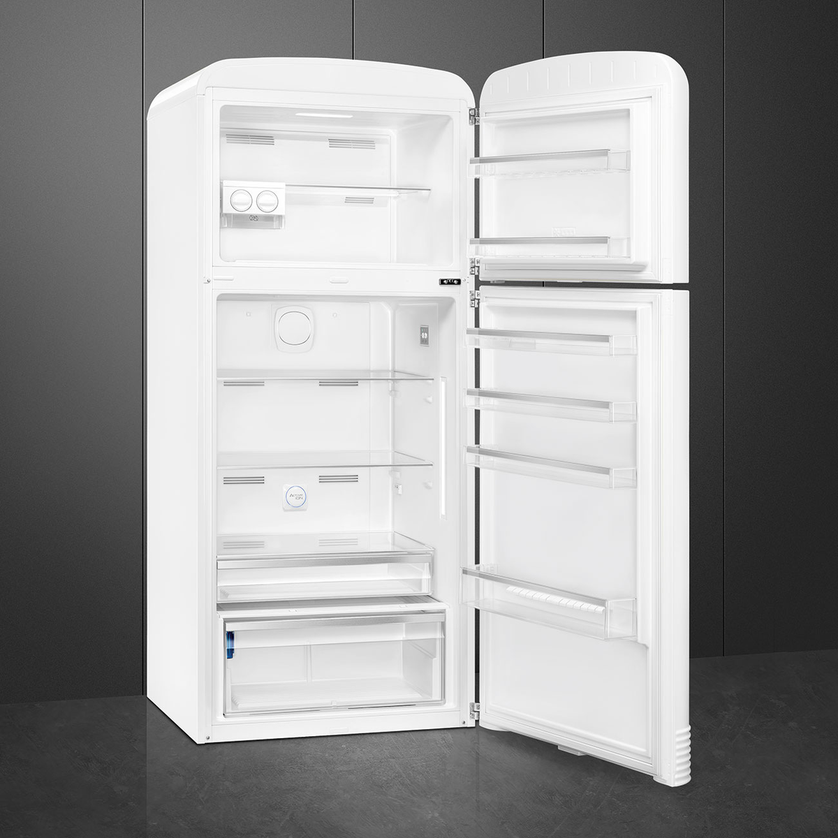 Un refrigerador blanco con las puertas abiertas, mostrando estantes y compartimentos.