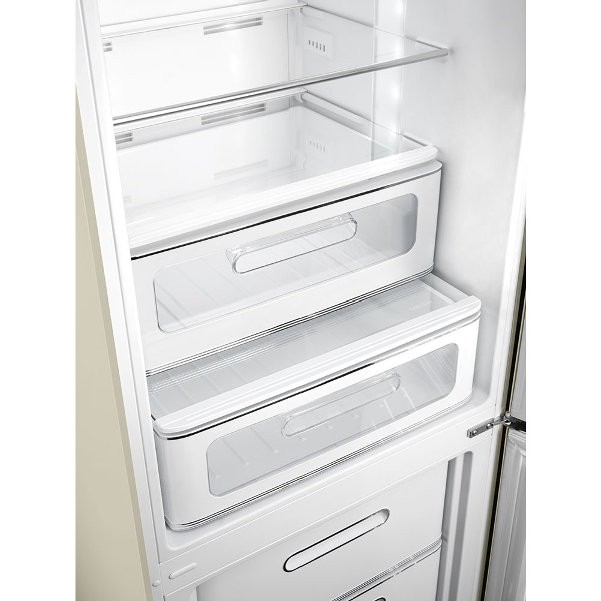Interior de un refrigerador, mostrando estantes, cajones transparentes, limpio y organizado.