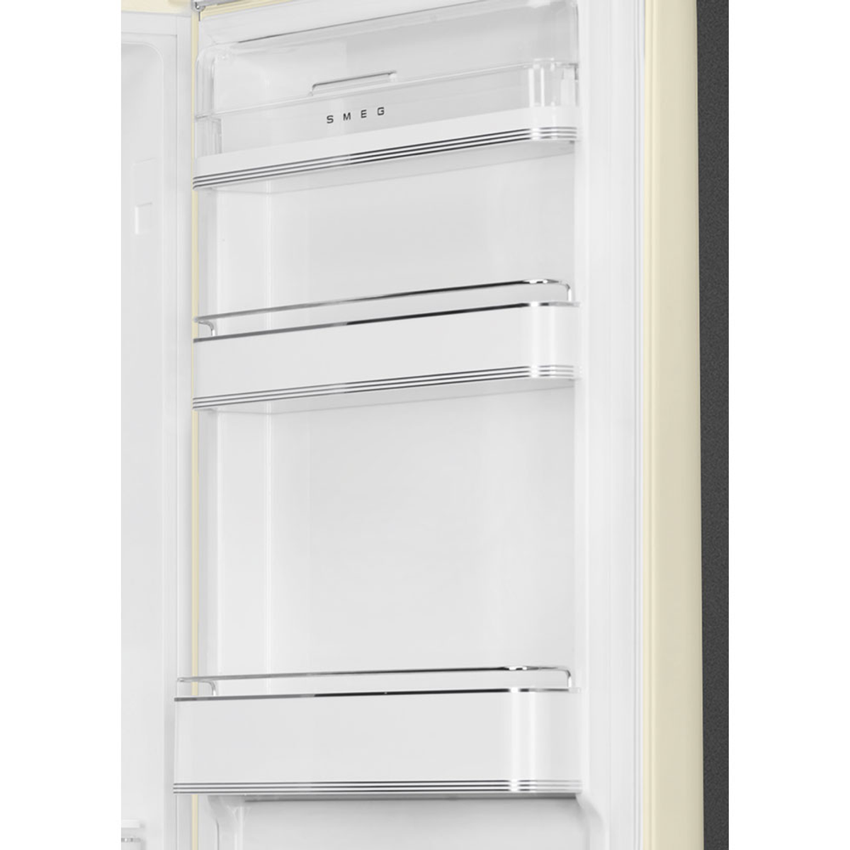 Interior de un refrigerador blanco con estantes.