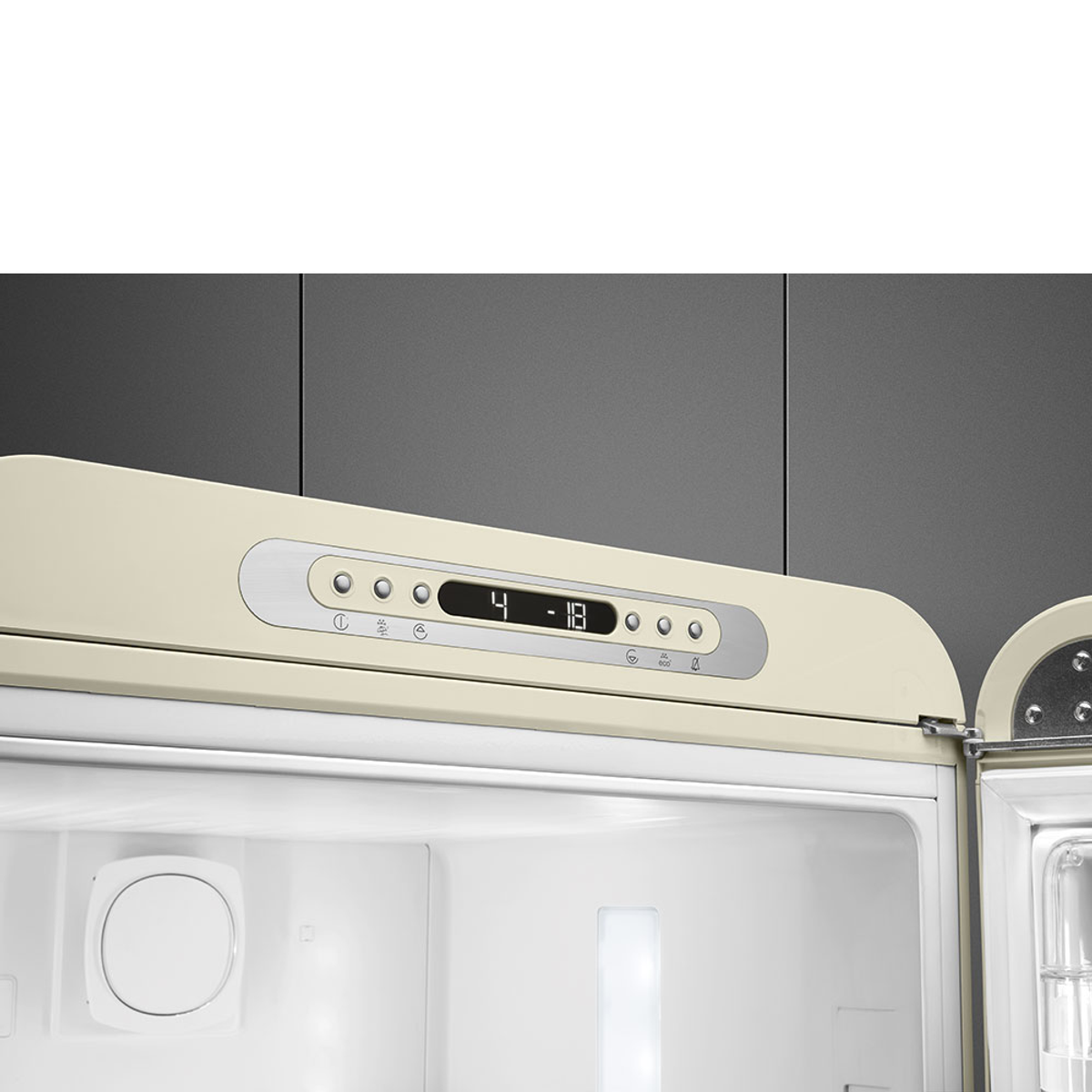 Primer plano del panel de control de un refrigerador, mostrando ajustes de temperatura e iconos.