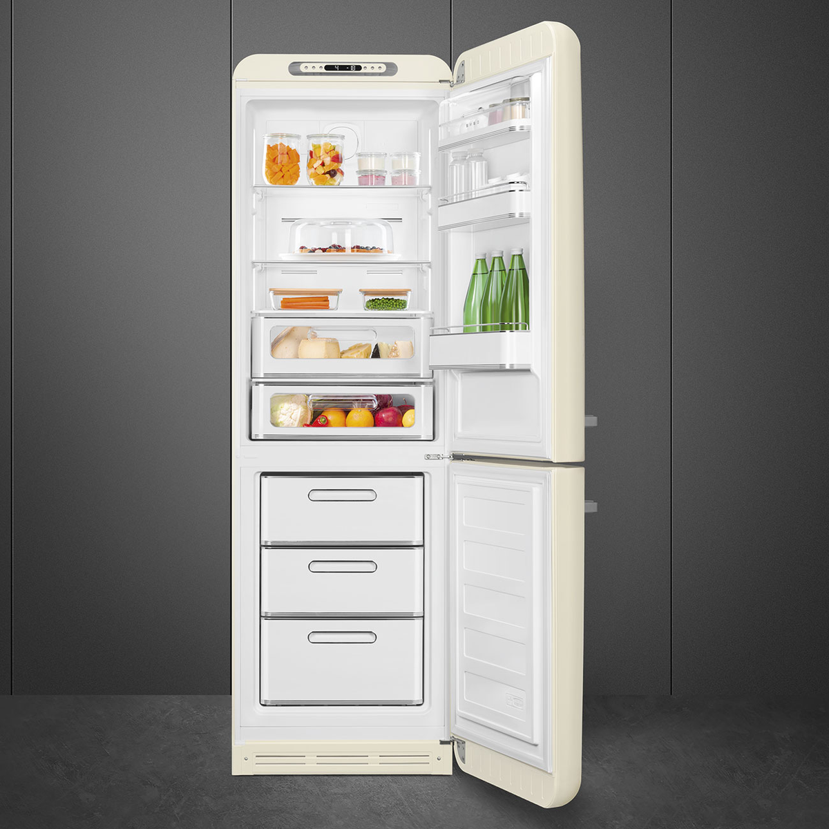 Primer plano de cajones de refrigerador. Son blancos y están llenos de alimentos.