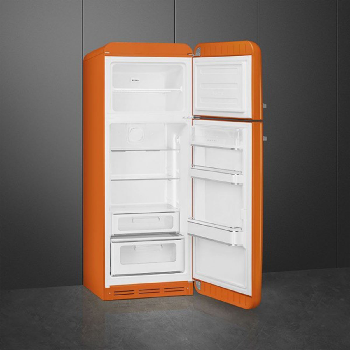 Un refrigerador Smeg naranja con las puertas abiertas, mostrando estantes y cajones.