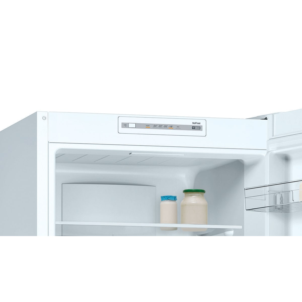 Otwarta lodówka z półką zawierającą słoiki i pojemniki.