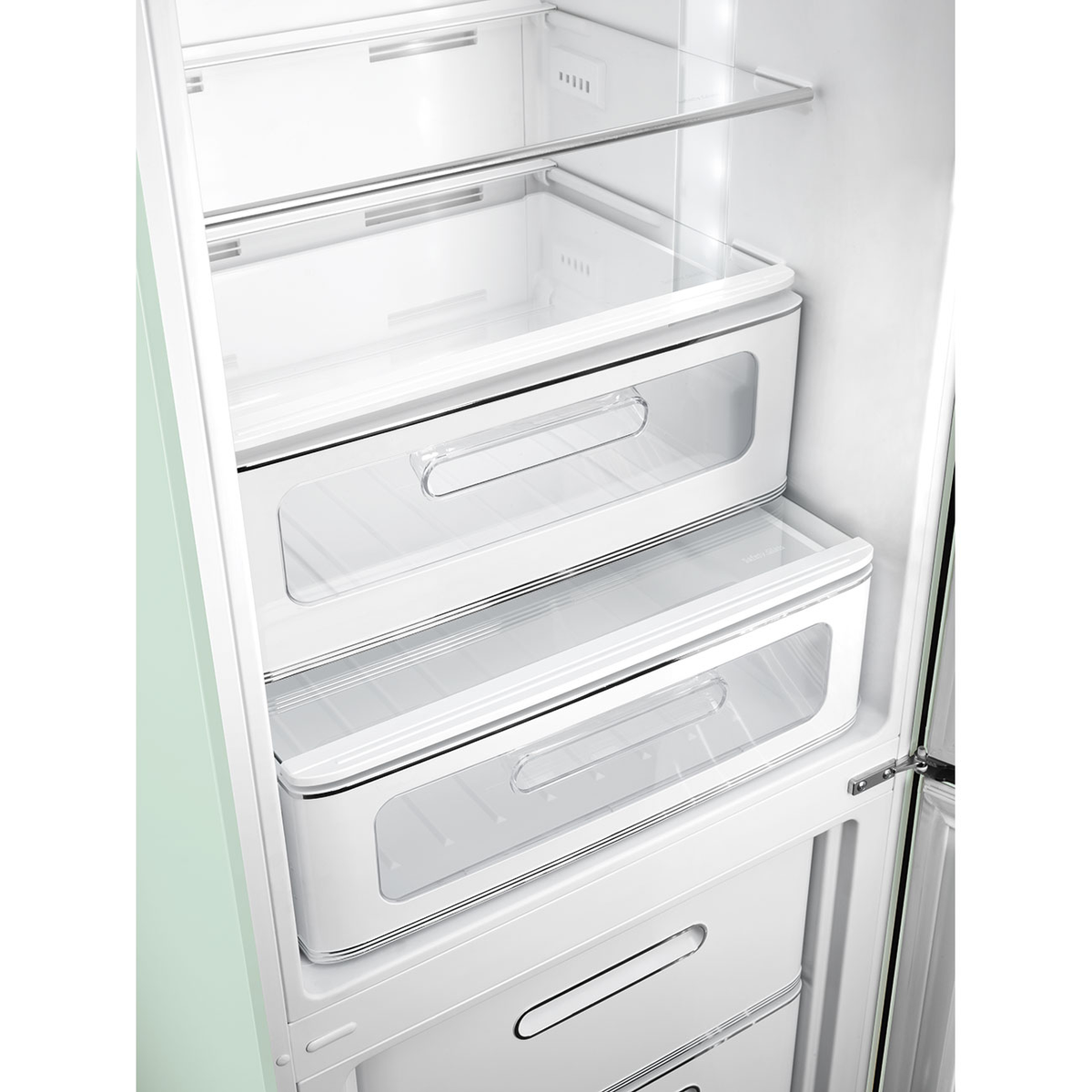 Primer plano de un cajón de refrigerador. El cajón es blanco y tiene un frente transparente.