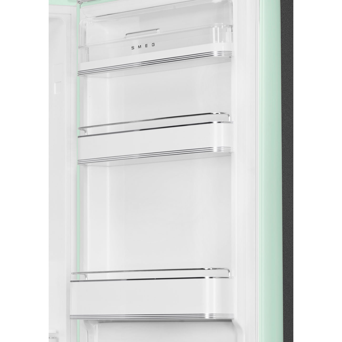 Interior de refrigerador con estantes, interior blanco y logo SMEG.