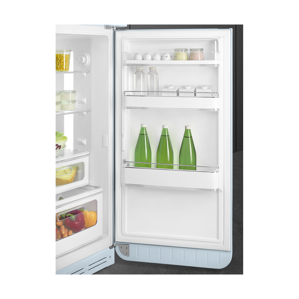 Una puerta de refrigerador está abierta, mostrando estantes con botellas de vidrio y recipientes con comida.