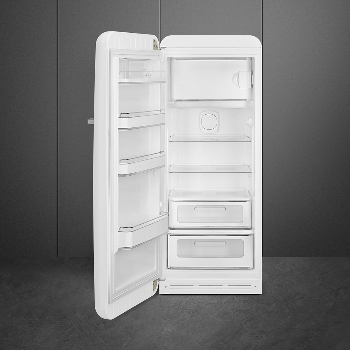 Un frigorifero SMEG bianco con la porta aperta. Mostra ripiani e cassetti all'interno. Sfondo grigio scuro.