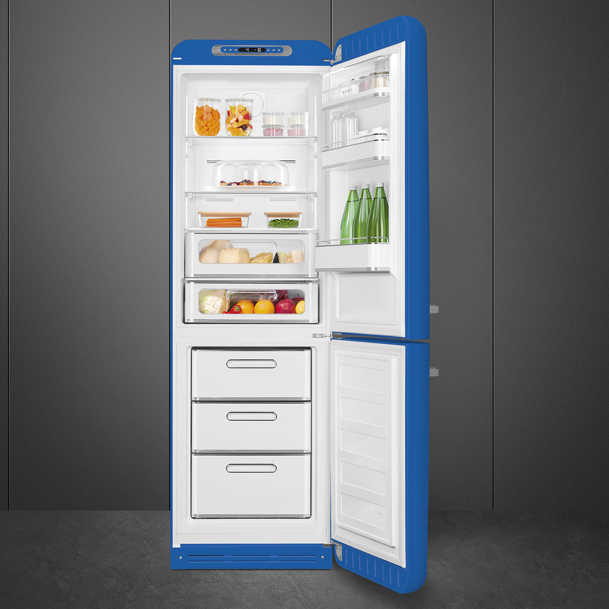 Interior de nevera SMEG azul con alimentos. Puertas abiertas muestran estantes, cajones y contenido.
