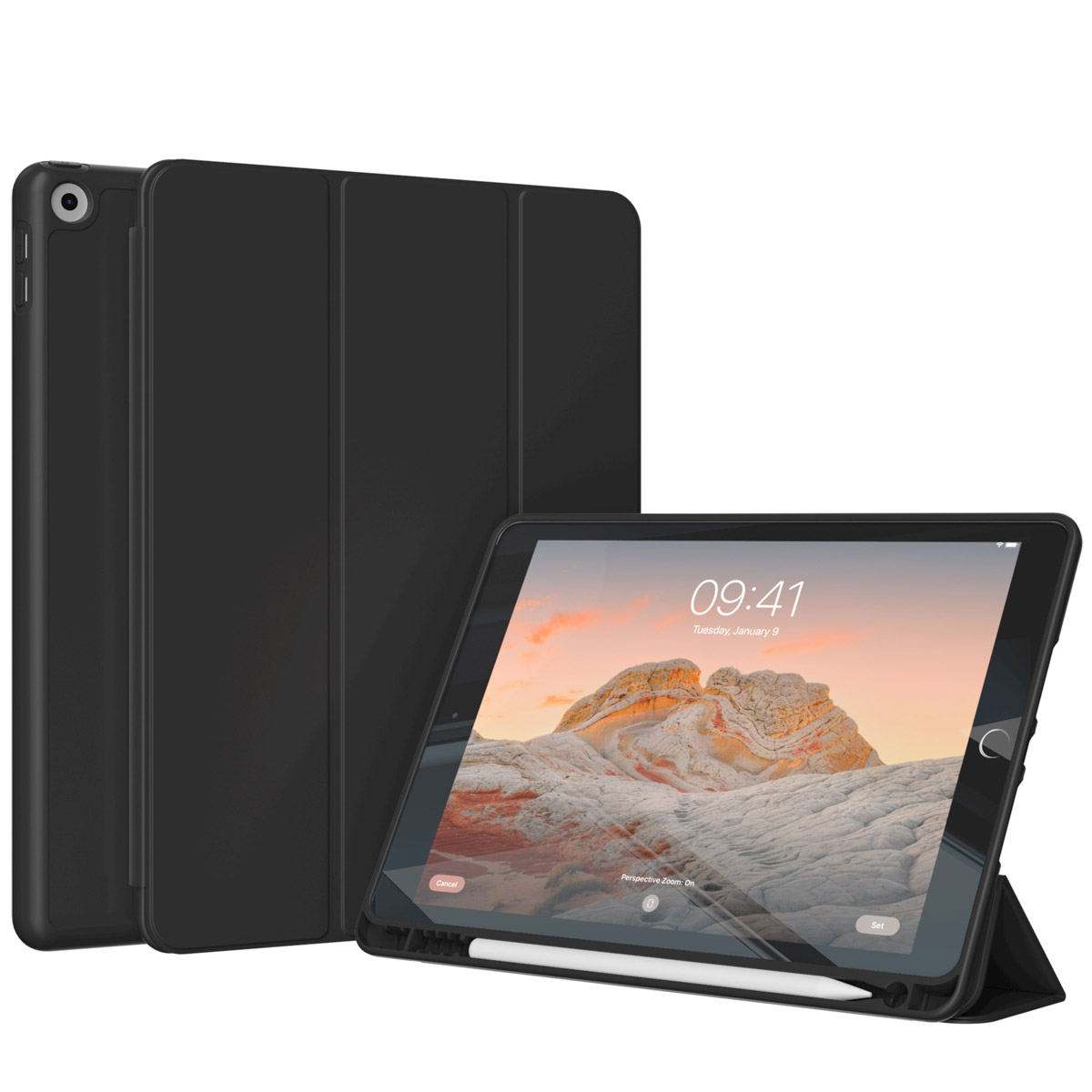 Zwarte iPad-hoes met een iPad erin, naast twee andere hoesjes. De iPad staat aan.