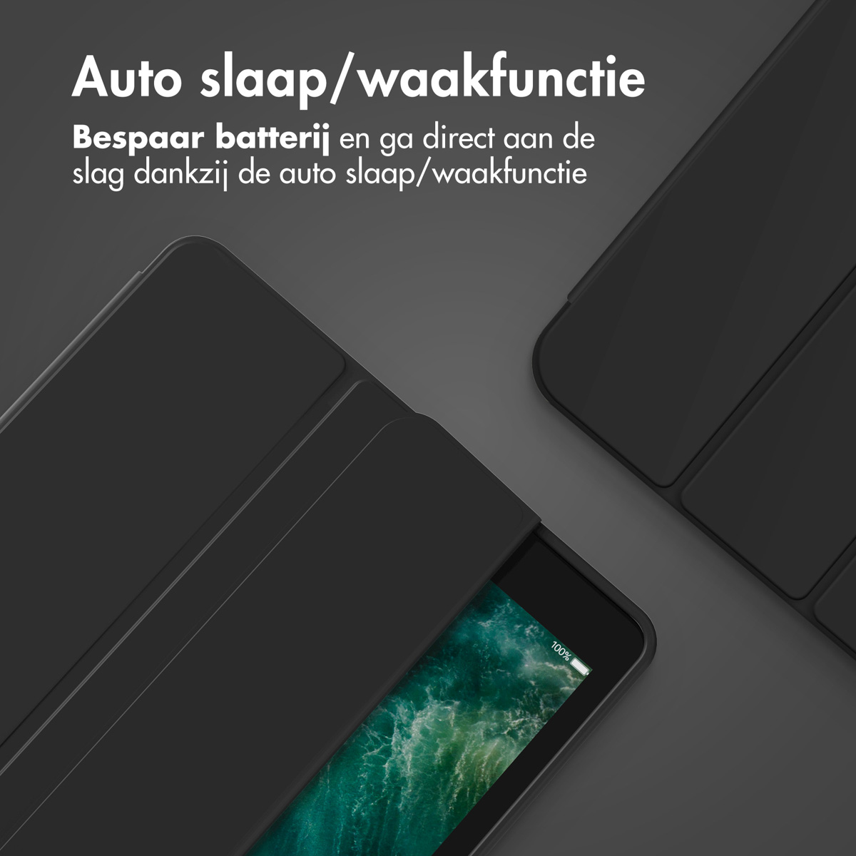 Tablethoes met een tablet erin. Het is gesloten. De hoes is zwart.