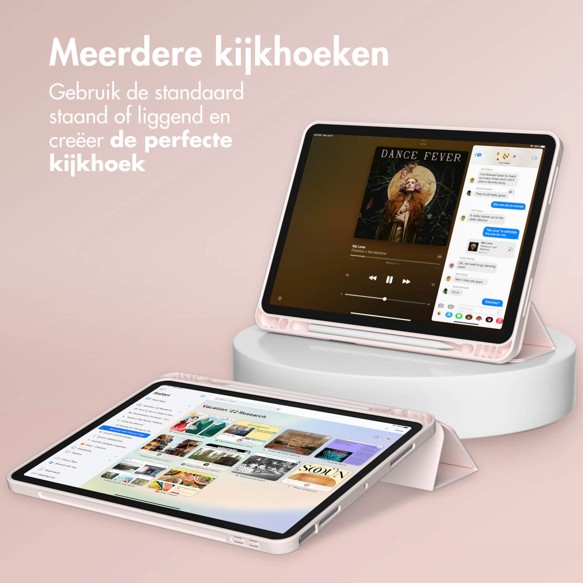 Tablet in custodie rosa, aperti. Uno mostra app musicale, l'altro un sito web. Sfondo bianco.