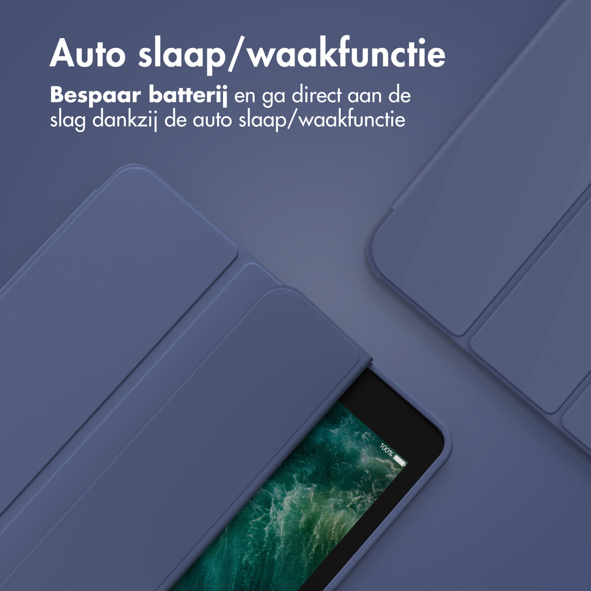 Blauwe tablet in hoes, gedeeltelijk open, scherm zichtbaar, tweede hoes op achtergrond.