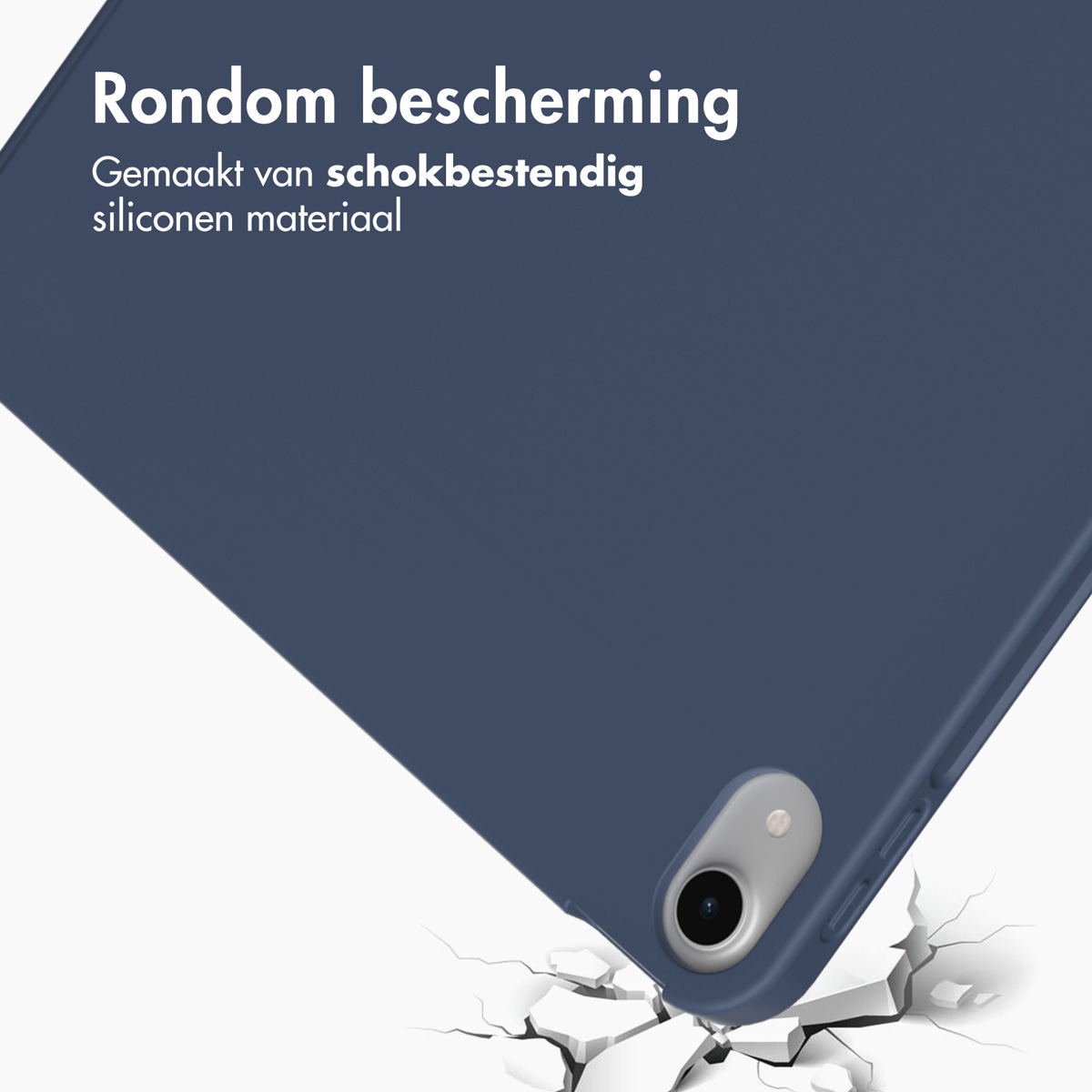 Blauwe tablethoes, schuin, op een wit oppervlak met scheuren die impact aangeven.