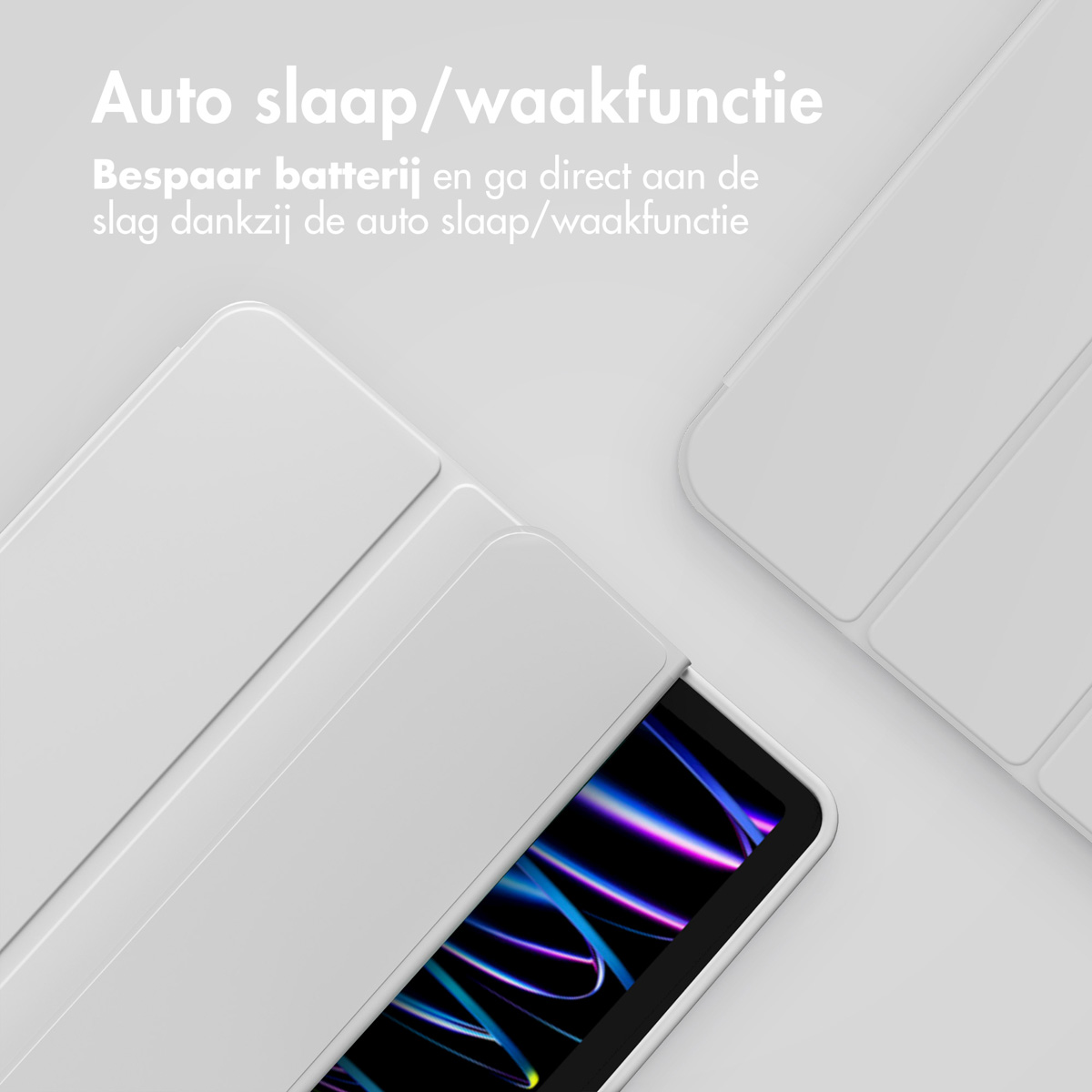 Twee witte hoezen van een tablet, één gedeeltelijk open, met het scherm zichtbaar.