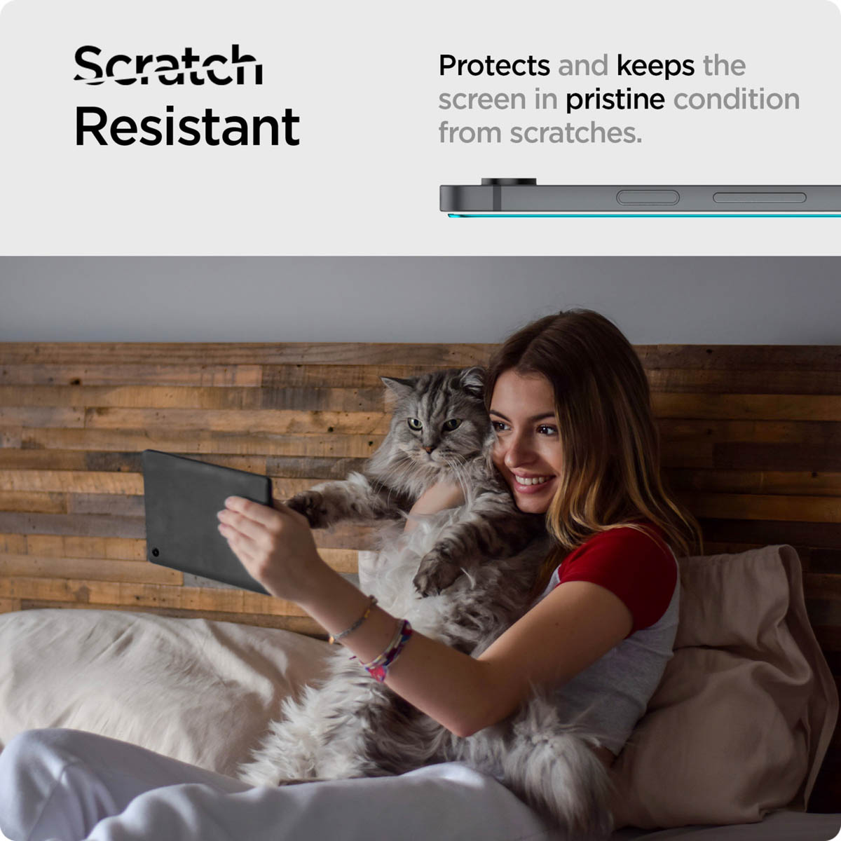 Donna e gatto con tablet sul letto. Testo: 'Resistente ai graffi'.
