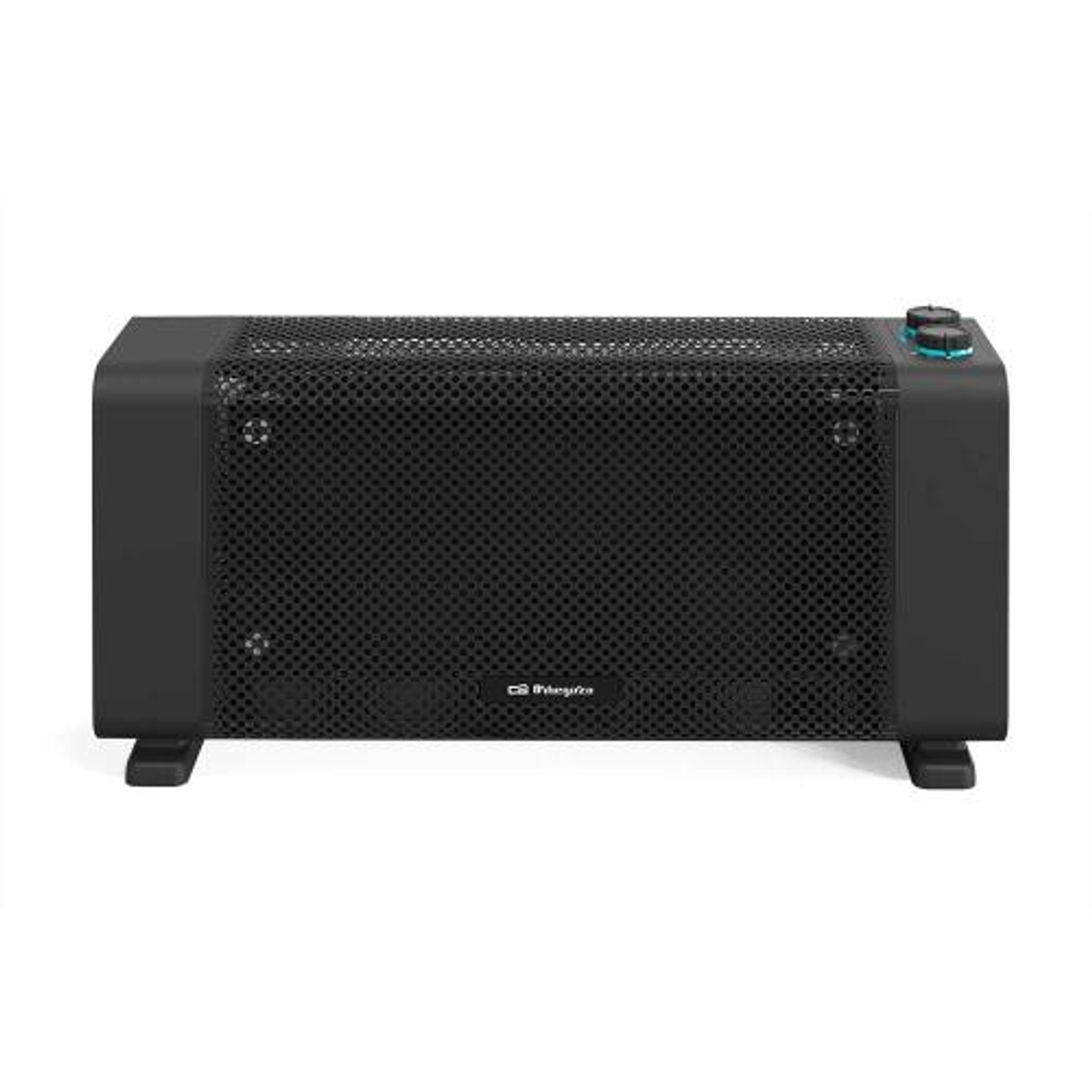 Czarny grzejnik z siatkowym przodem, stojący na białej powierzchni. Tło jest białe.