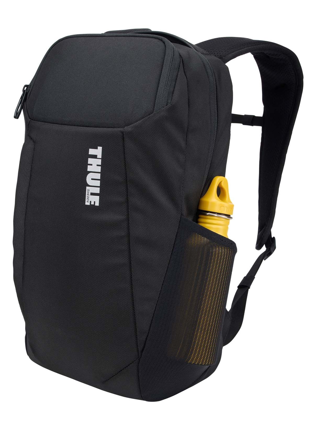 Schwarzer Rucksack mit THULE-Logo, seitliche Netztasche mit gelber Wasserflasche.