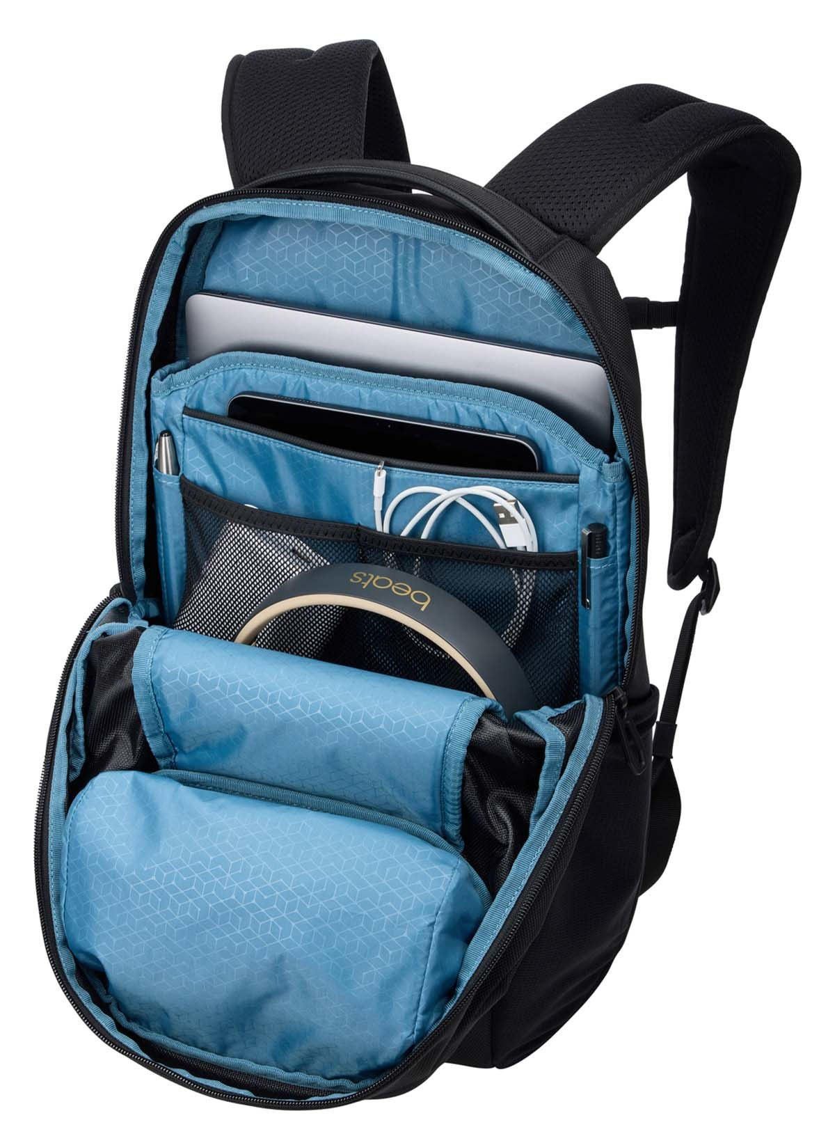 Schwarzer Rucksack mit mehreren Fächern, geöffnet, Inhalt sichtbar.