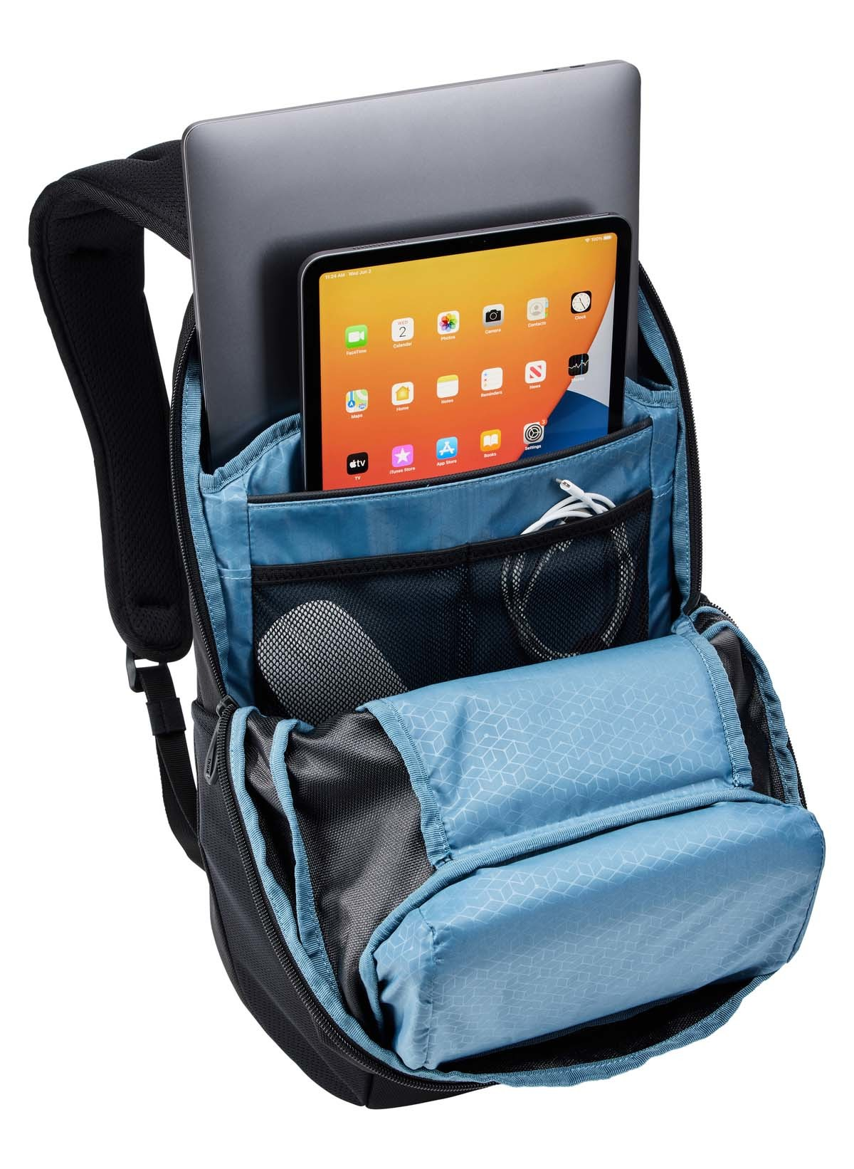 Schwarzer Rucksack mit Laptop, Tablet und Zubehör in offenen Fächern.