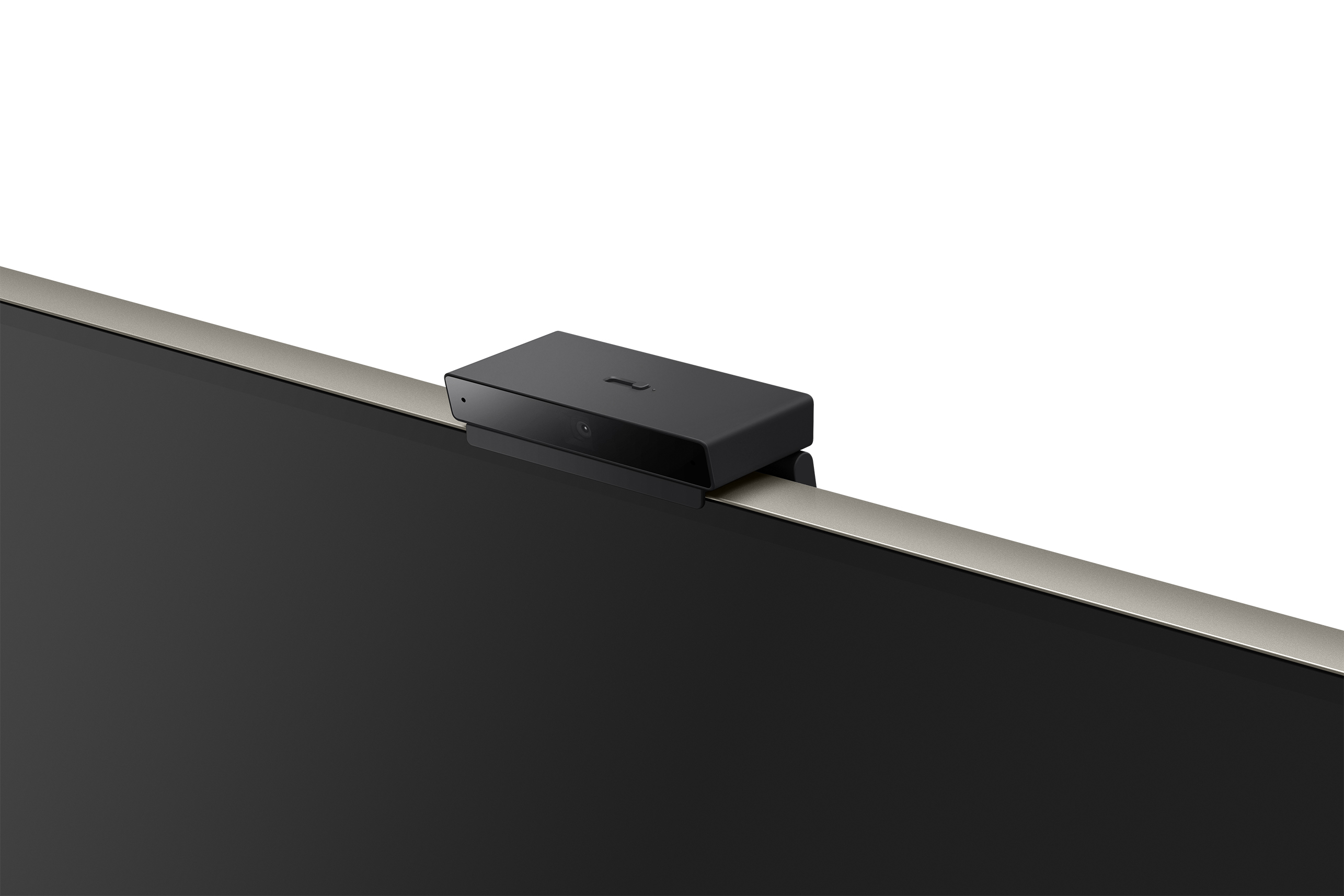 Webcam nera sopra un telaio TV argentato, isolata su sfondo bianco.