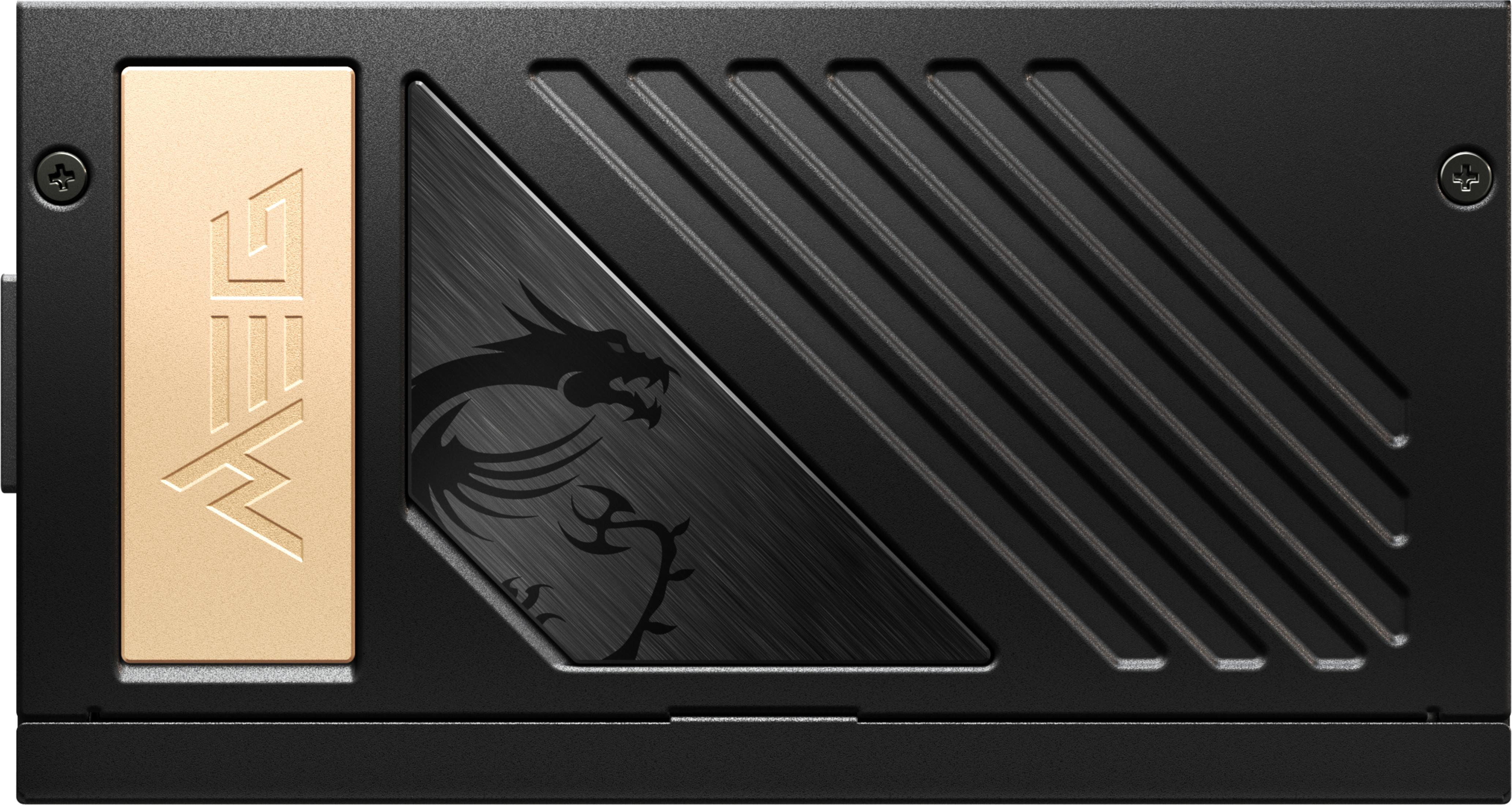 Zbliżenie czarnego zasilacza MSI, ze złotym logo WE i wzorem smoka.