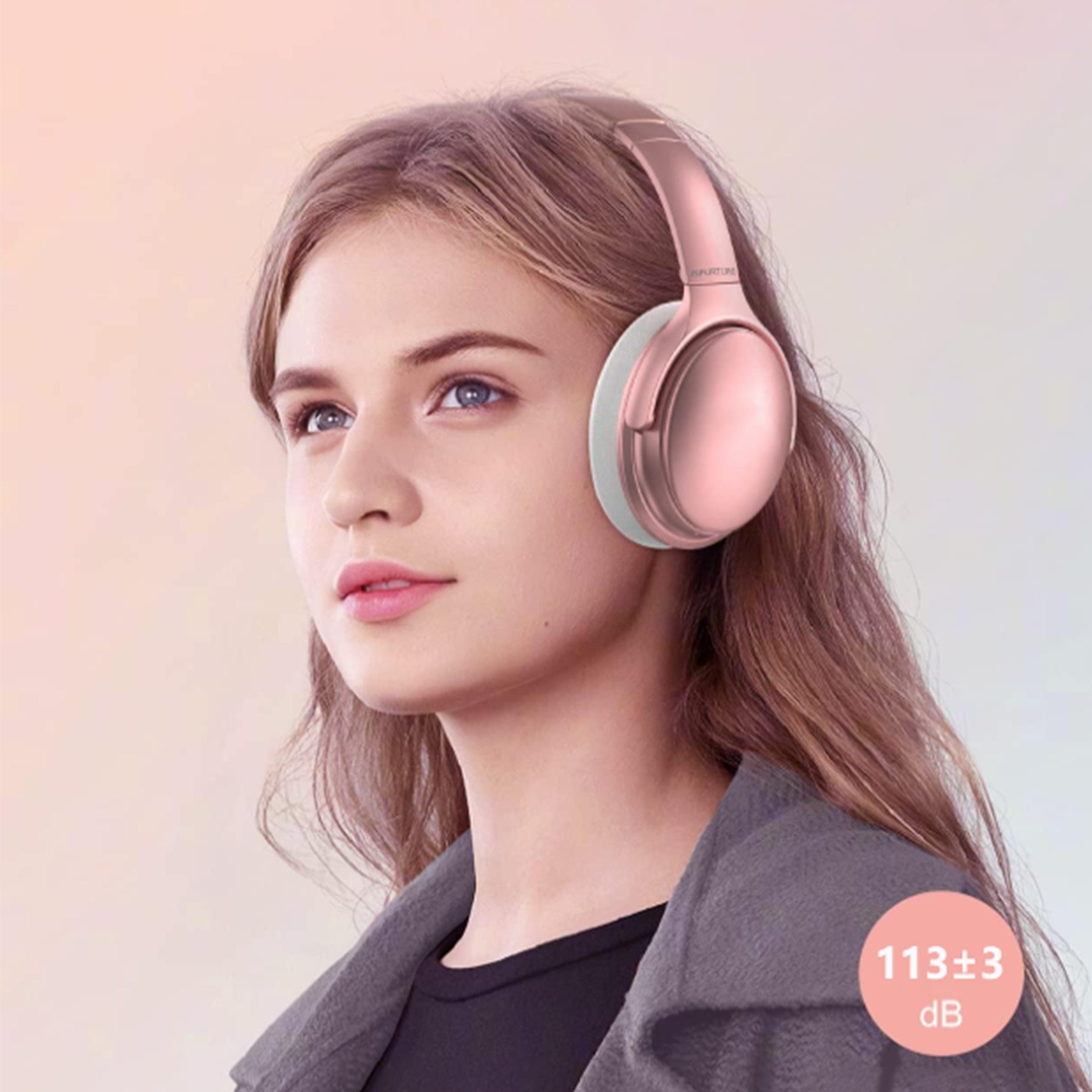 Eine Frau mit roségoldenen Kopfhörern hört Musik, mit einer Schallpegelanzeige.