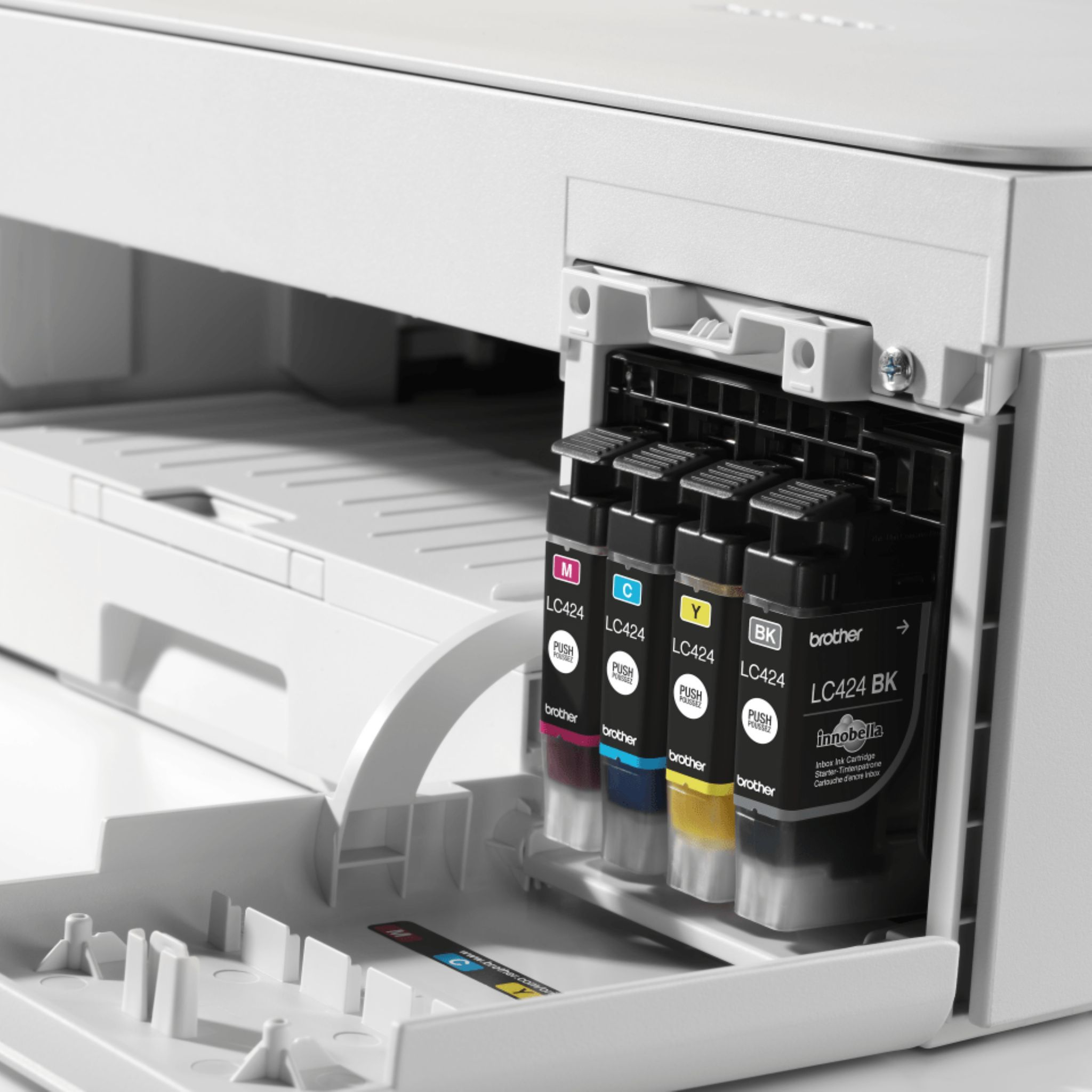 Drukarka atramentowa z otwartym dostępem do wkładów. Zainstalowano cztery wkłady.