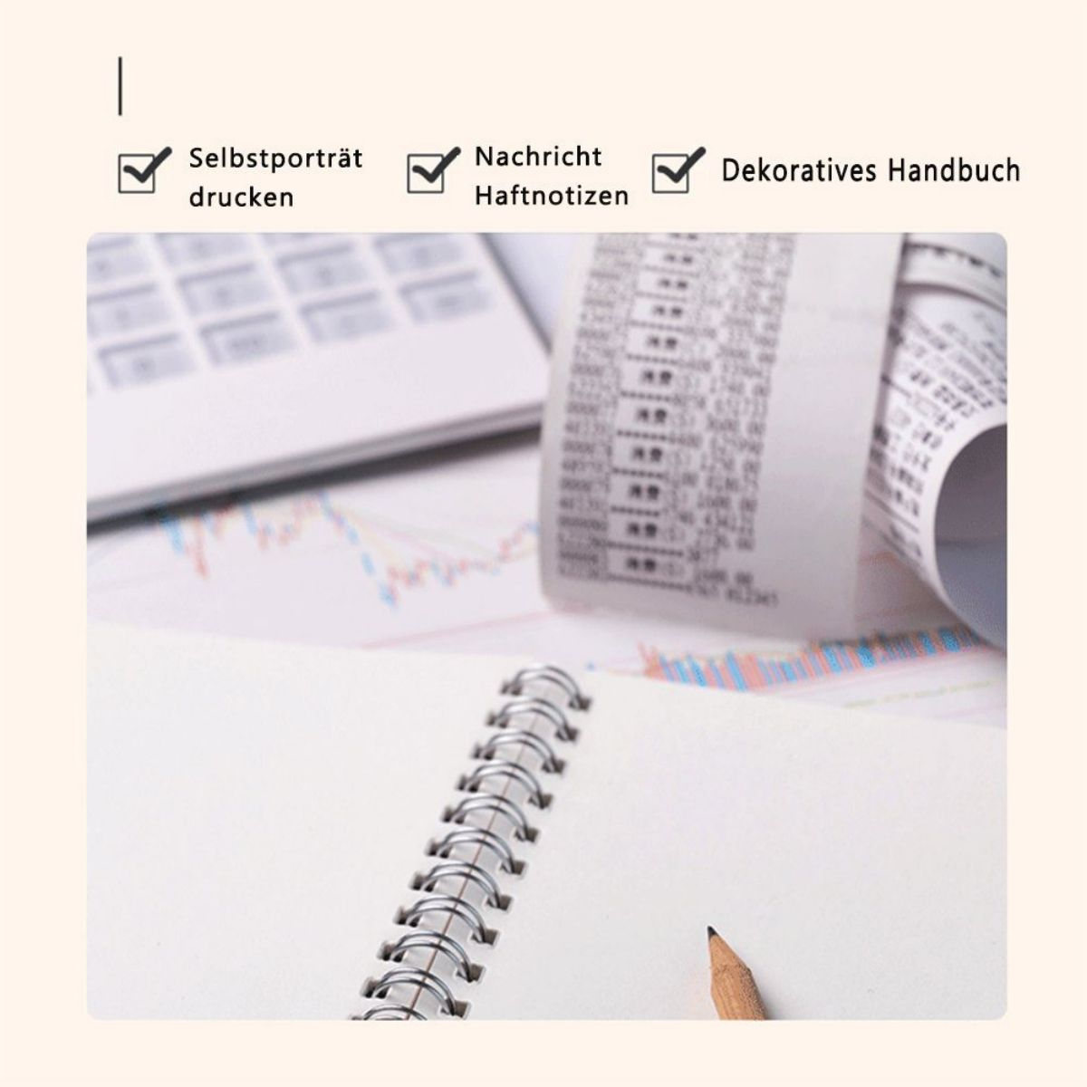 Notizbuch, Bleistift und Checklisten-Symbole. Text auf Deutsch. Hintergrund mit gedruckten Dokumenten.