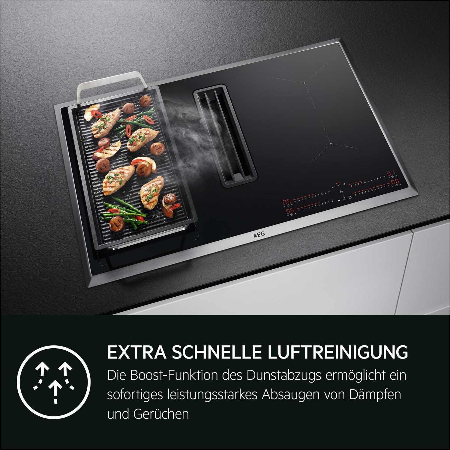 Ein schwarzes Kochfeld mit eingebautem Dunstabzug, gegrilltes Essen. Text: extra schnelle Luftreinigung.