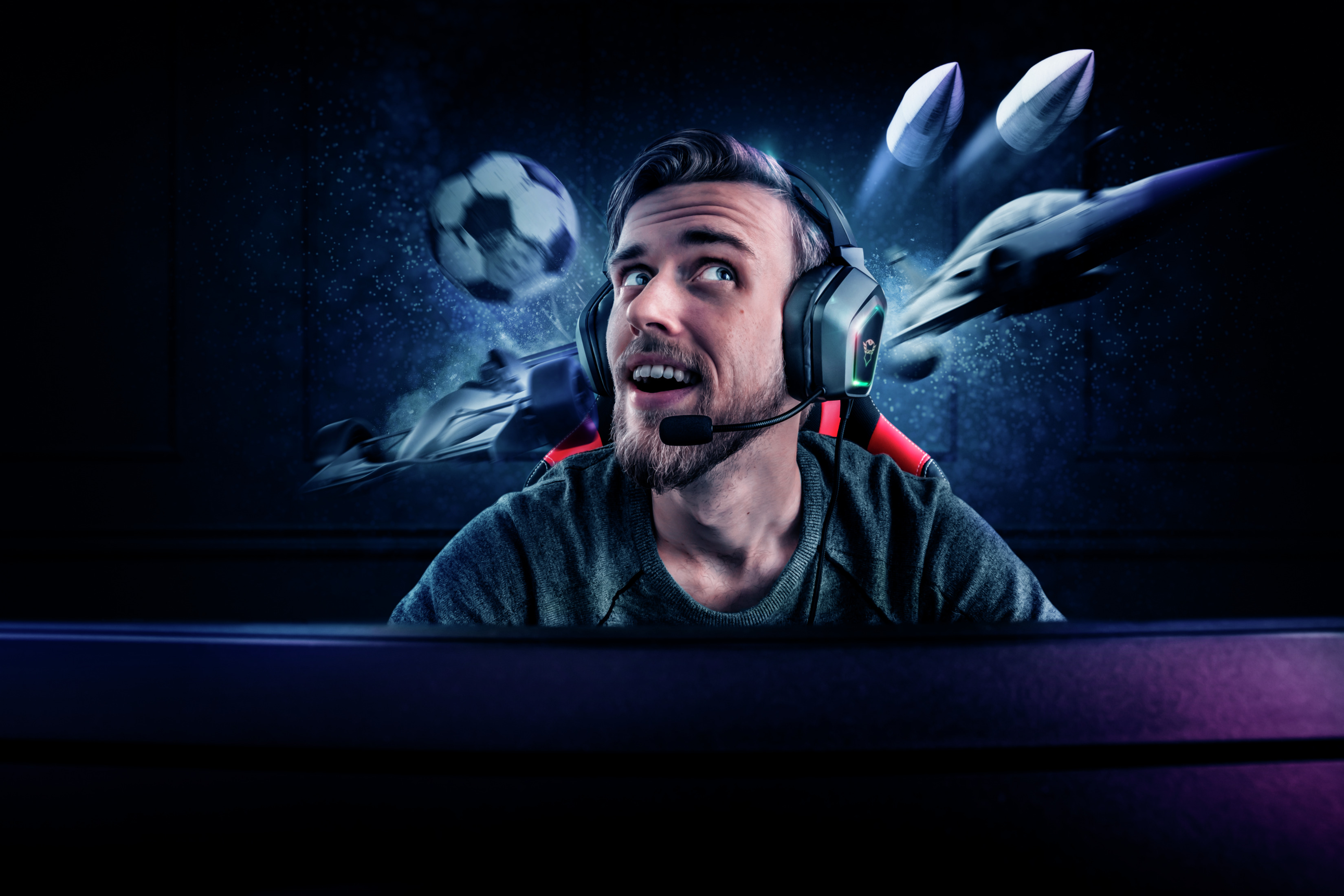 Hombre con auriculares, parece emocionado. Gráficos de balón de fútbol, ​​avión y coche de carreras.