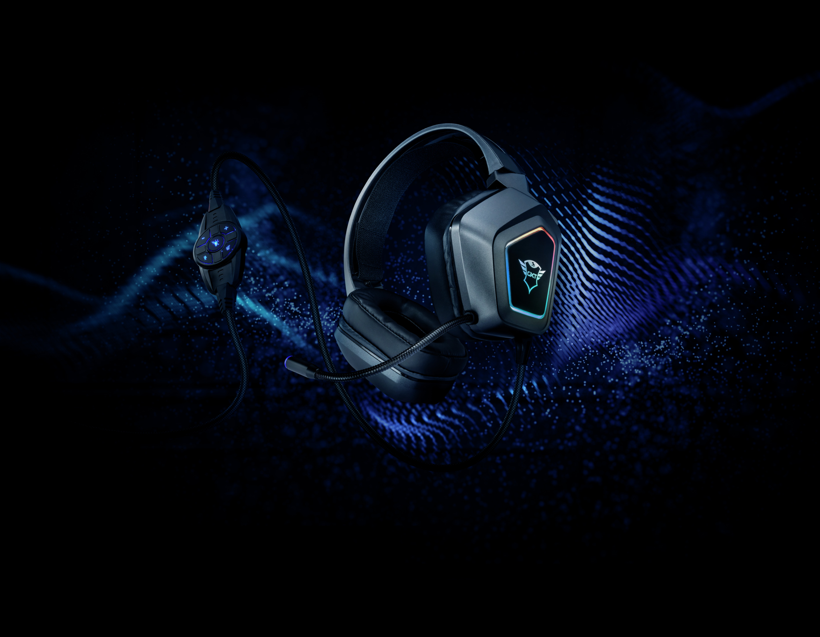 Auriculares gaming negros con micrófono. El logotipo es visible en la orejera.
