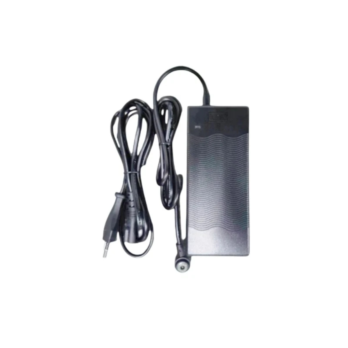 Cargador negro con cable y adaptador de corriente.