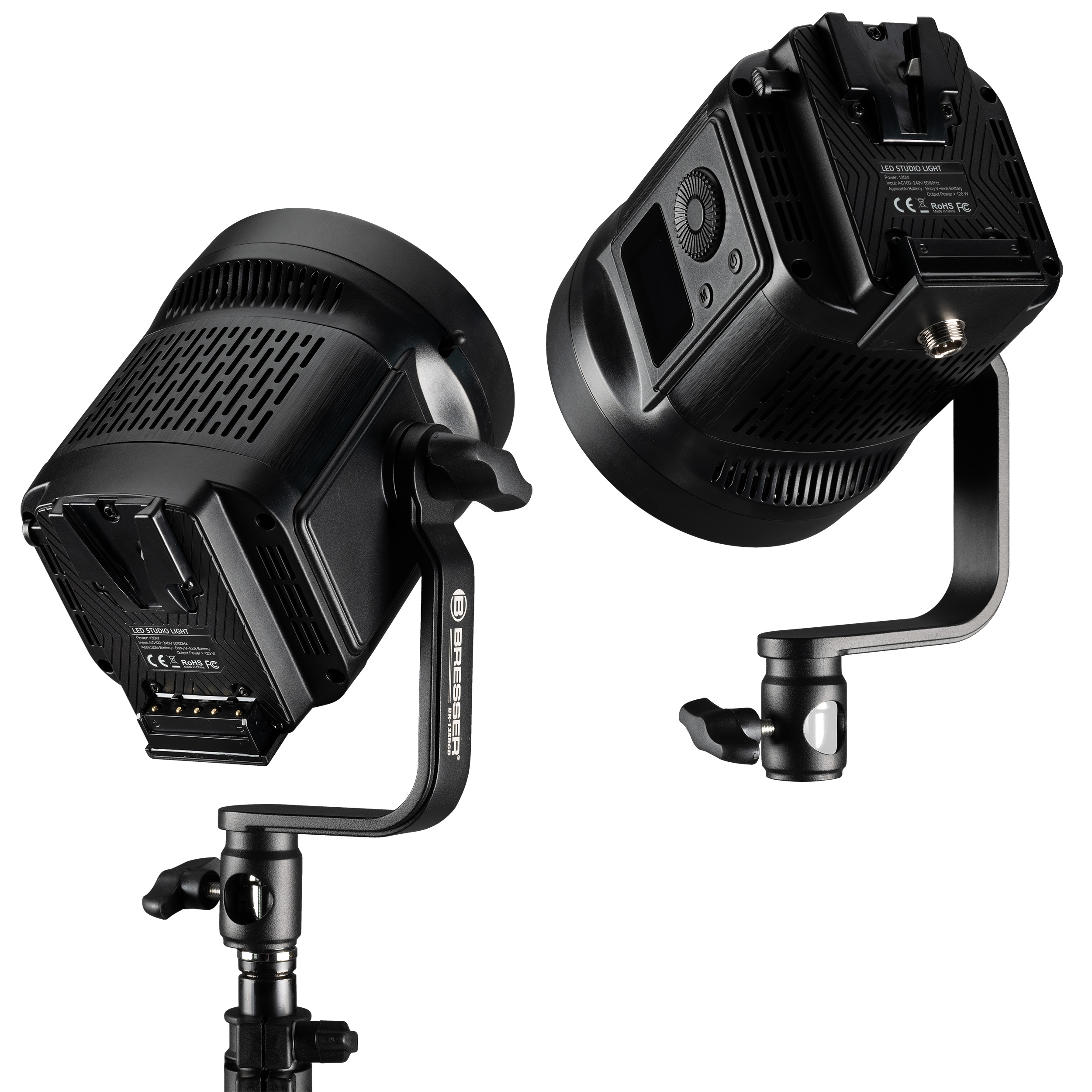 Dos luces de estudio LED negras, en ángulo, montadas en soportes, con ventilación y paneles de control visibles.