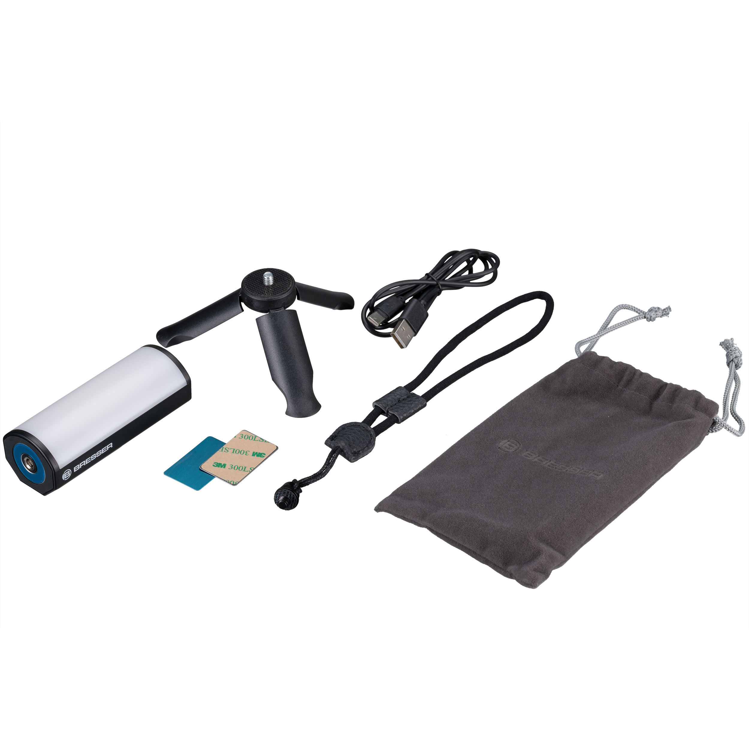Varios accesorios: luz pequeña, trípode, cable USB y bolsa.