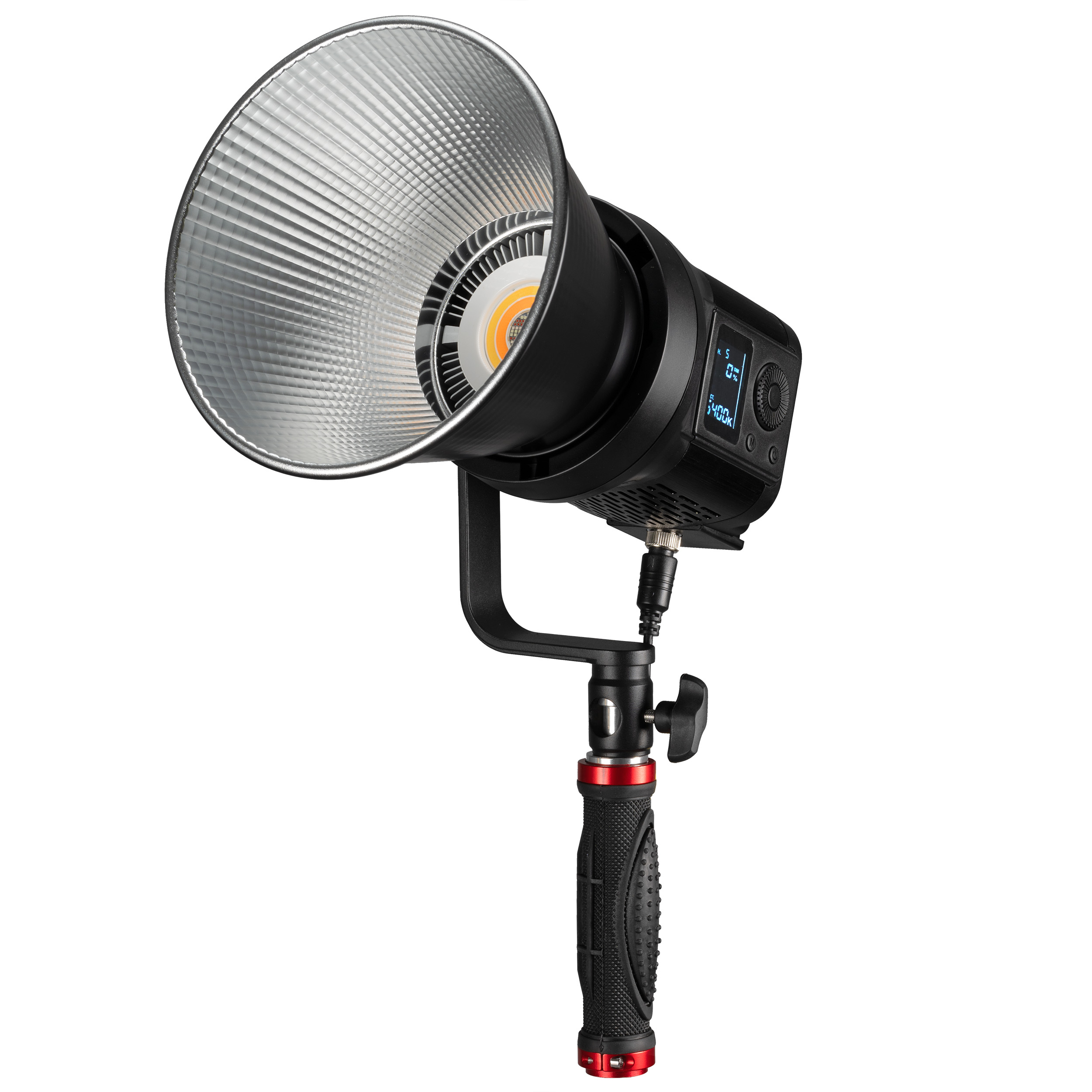 Foco de estudio negro y plateado sobre un soporte. Tiene un gran reflector plateado y un mango con agarre rojo.