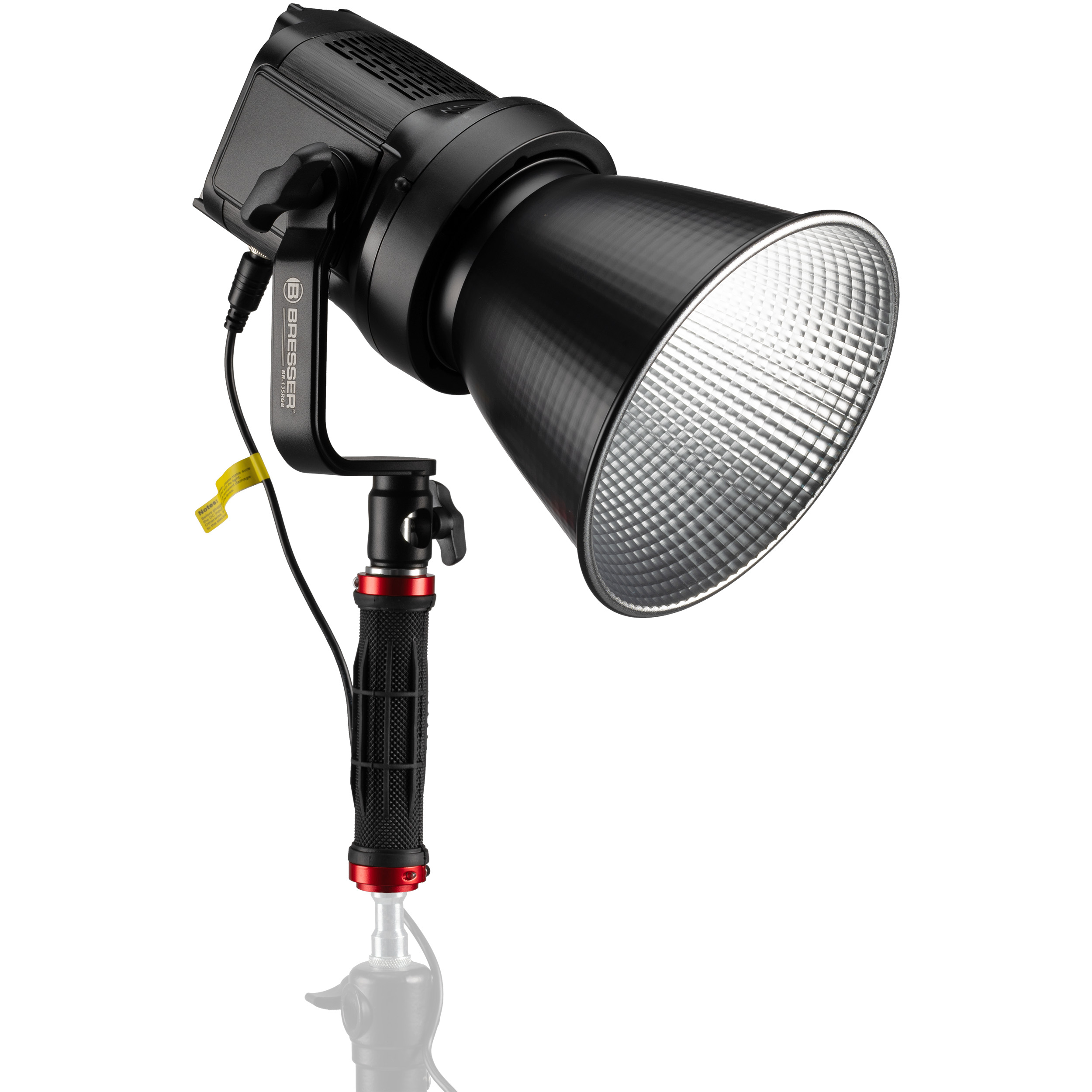 Luz de estudio negra con un reflector, un mango y un cable de alimentación.