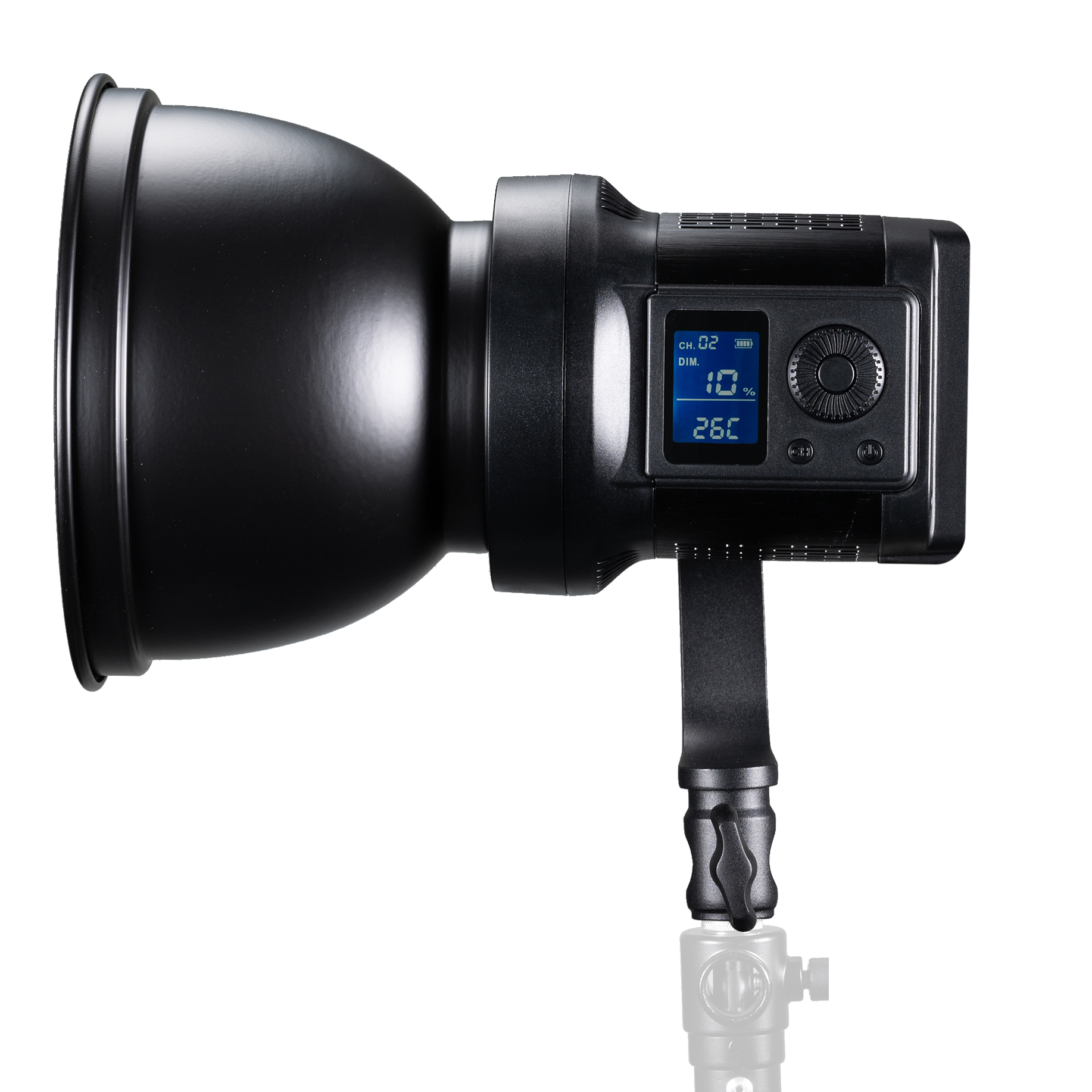 Luz de estudio negra con pantalla digital que muestra ajustes, aislada en blanco.