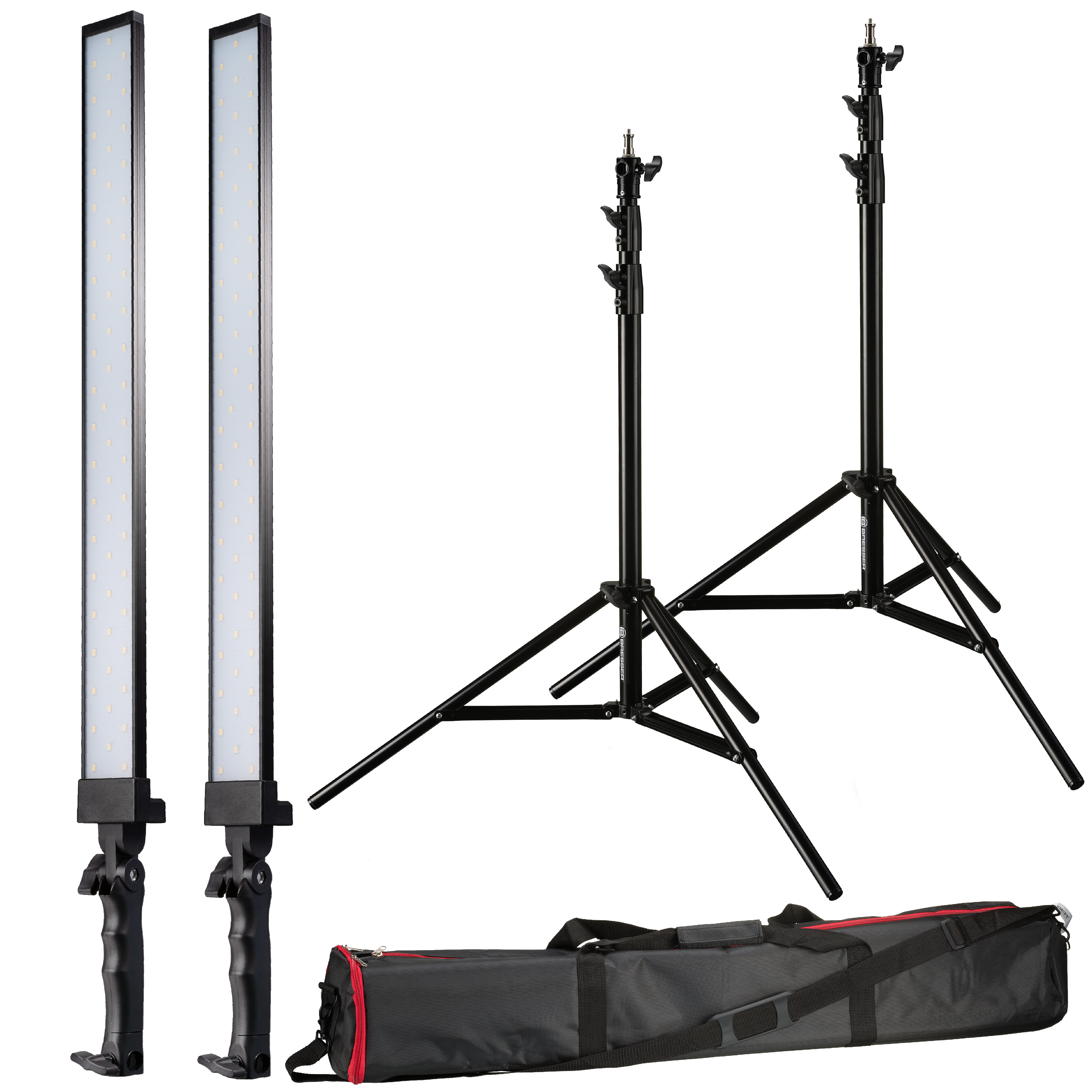 Twee LED-lichtpanelen met statieven en een tas. Witte achtergrond.