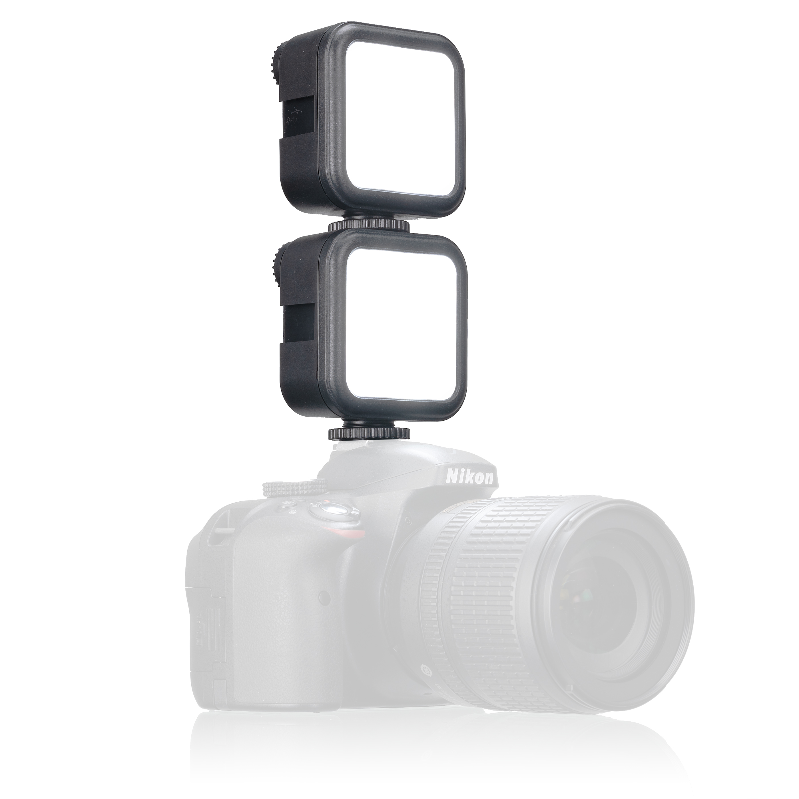 Twee LED-lampen gestapeld op een Nikon-camera. De lichten zijn vierkant en wit.