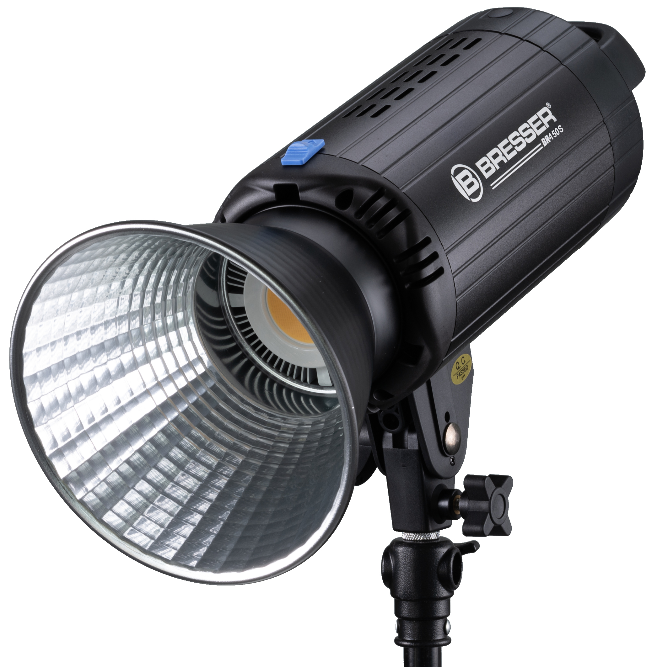 Una luz de estudio Bresser negra con un reflector plateado. Tiene un botón azul y está sobre un soporte.