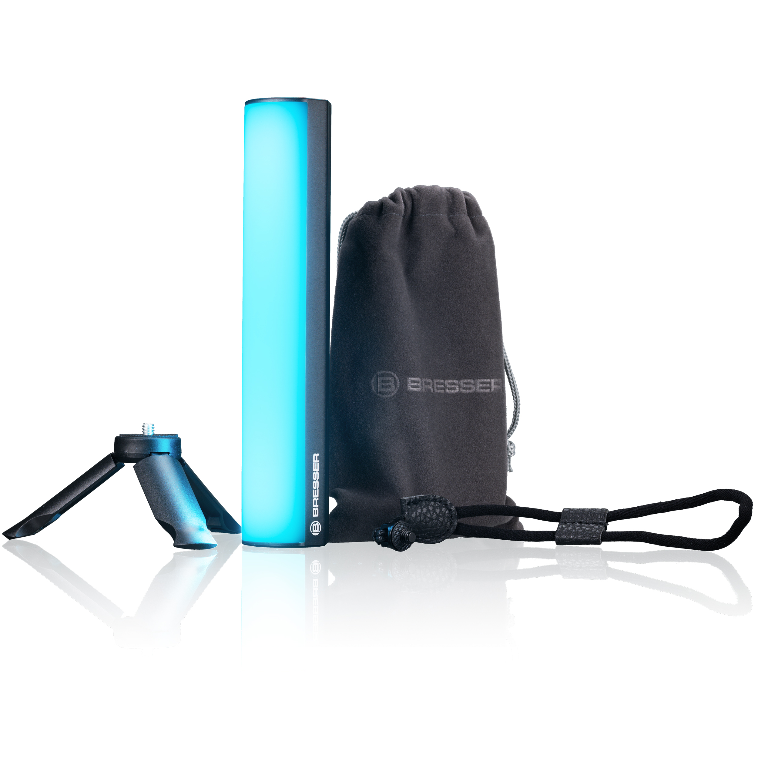 Een blauwe LED-lichtstaaf, mini-statief, zwarte draagtas en een zwarte riem.