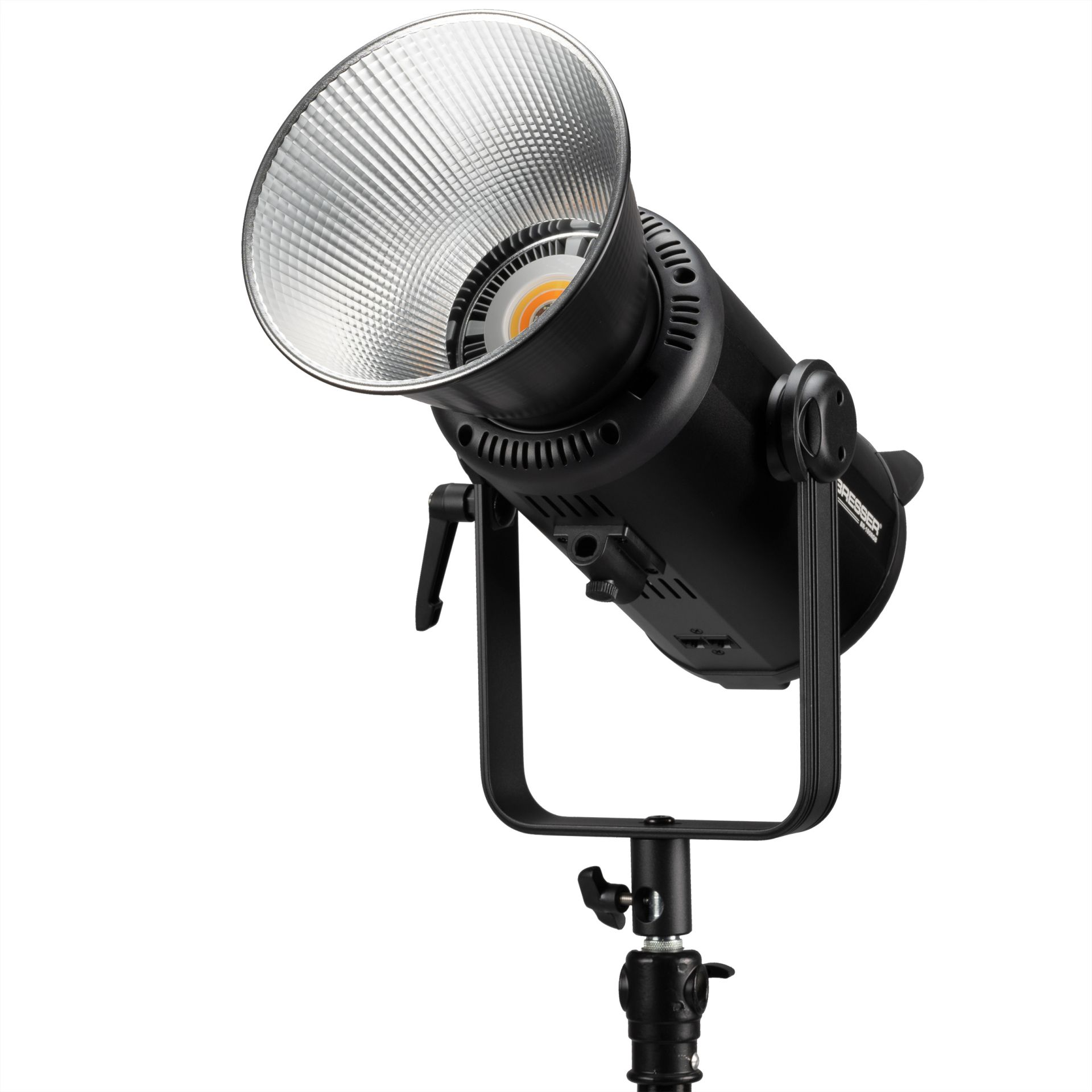 Luz de estudio negra, reflector en forma de cono, soporte negro, fondo blanco.