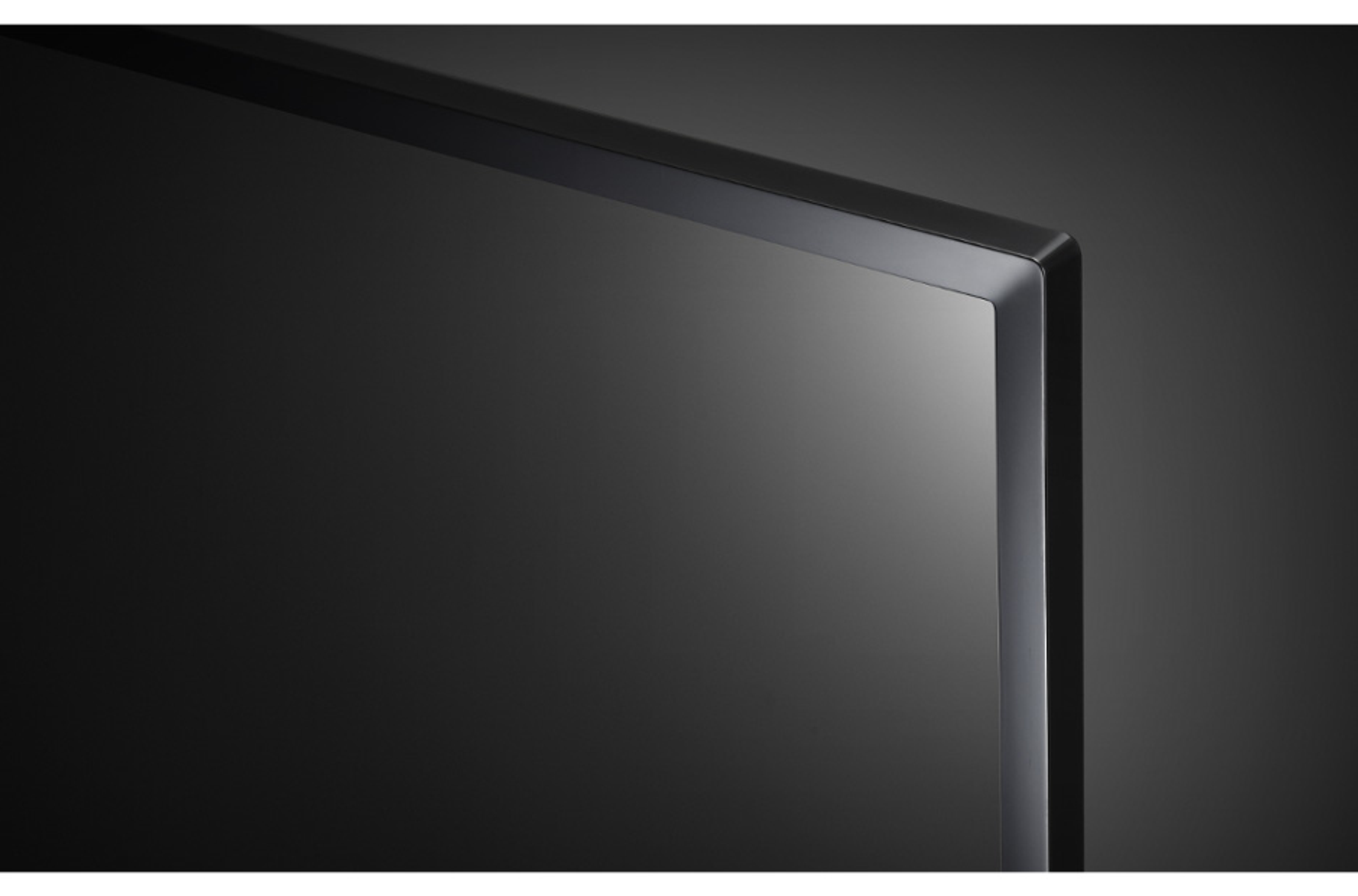 Un primo piano di un angolo TV. Lo schermo è nero e la cornice grigio scuro.