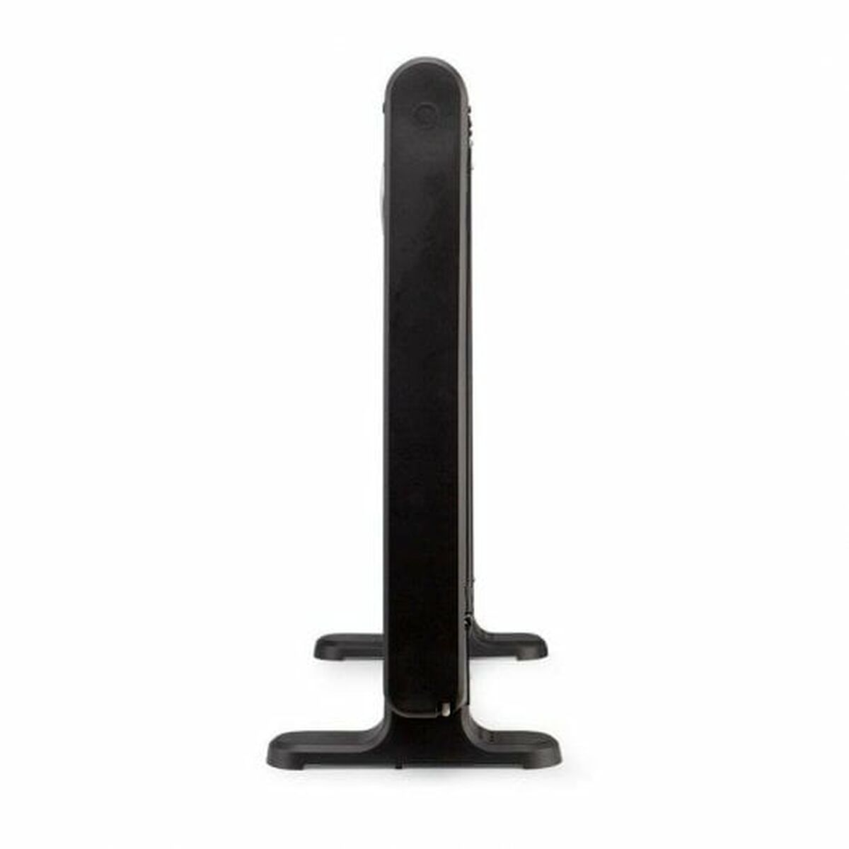 Czarny grzejnik stoi pionowo na białym tle. Ma dwie nogi i zakrzywioną górę.