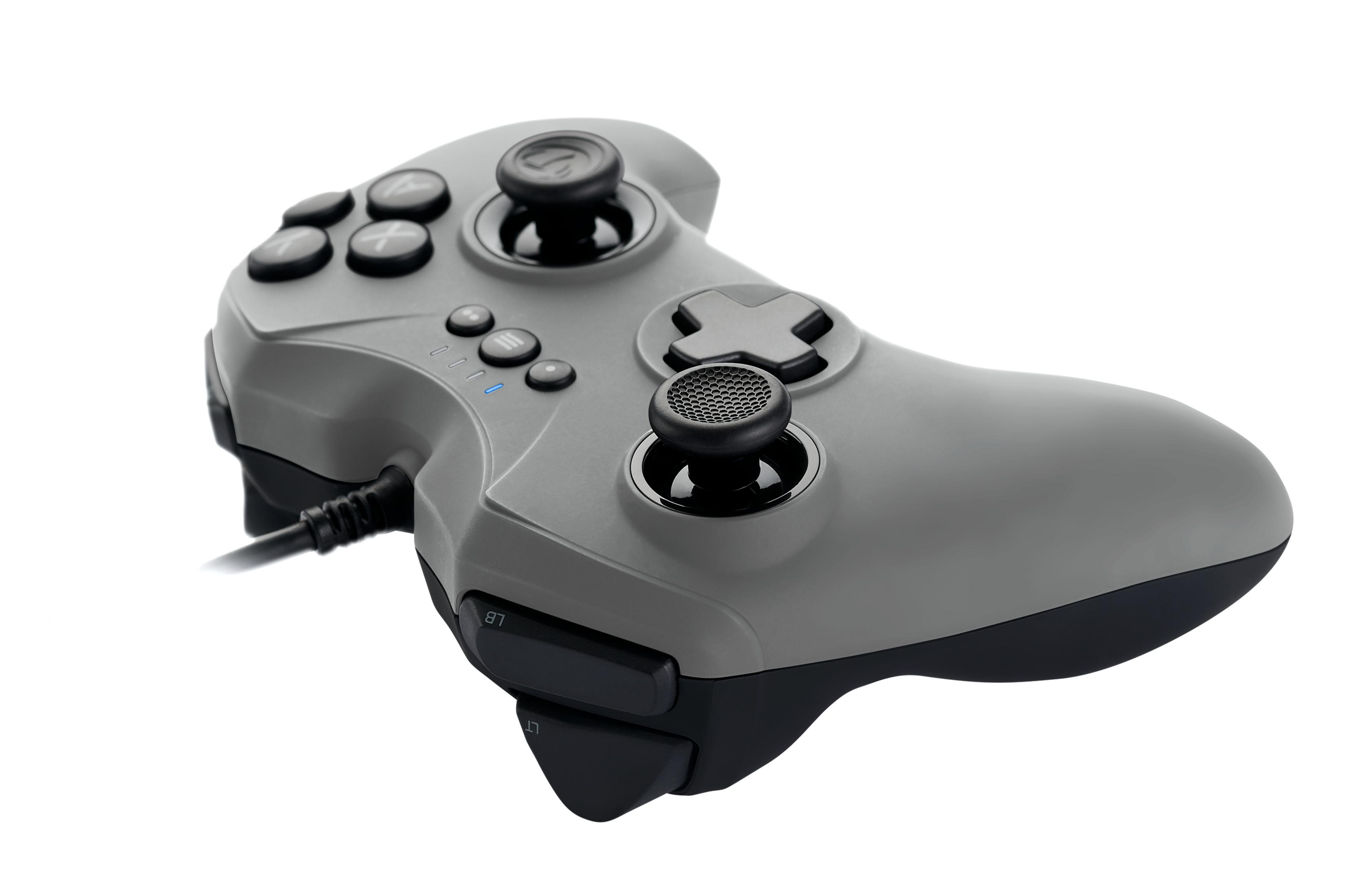 Controller di gioco grigio con pulsanti e levette, con cavo, isolato su bianco.