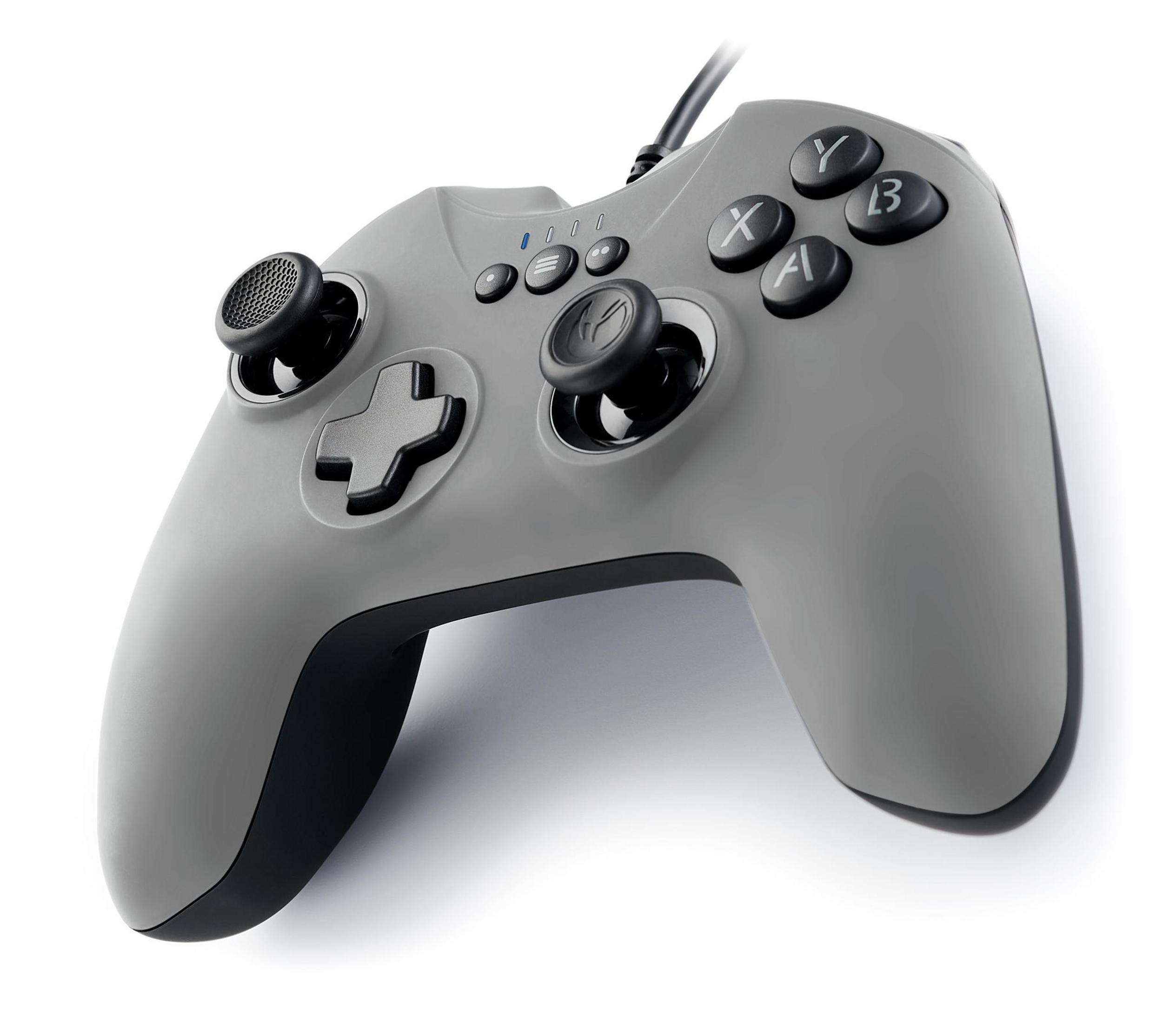 Controller di gioco grigio con pulsanti neri e pad direzionale. Isolato su sfondo bianco.
