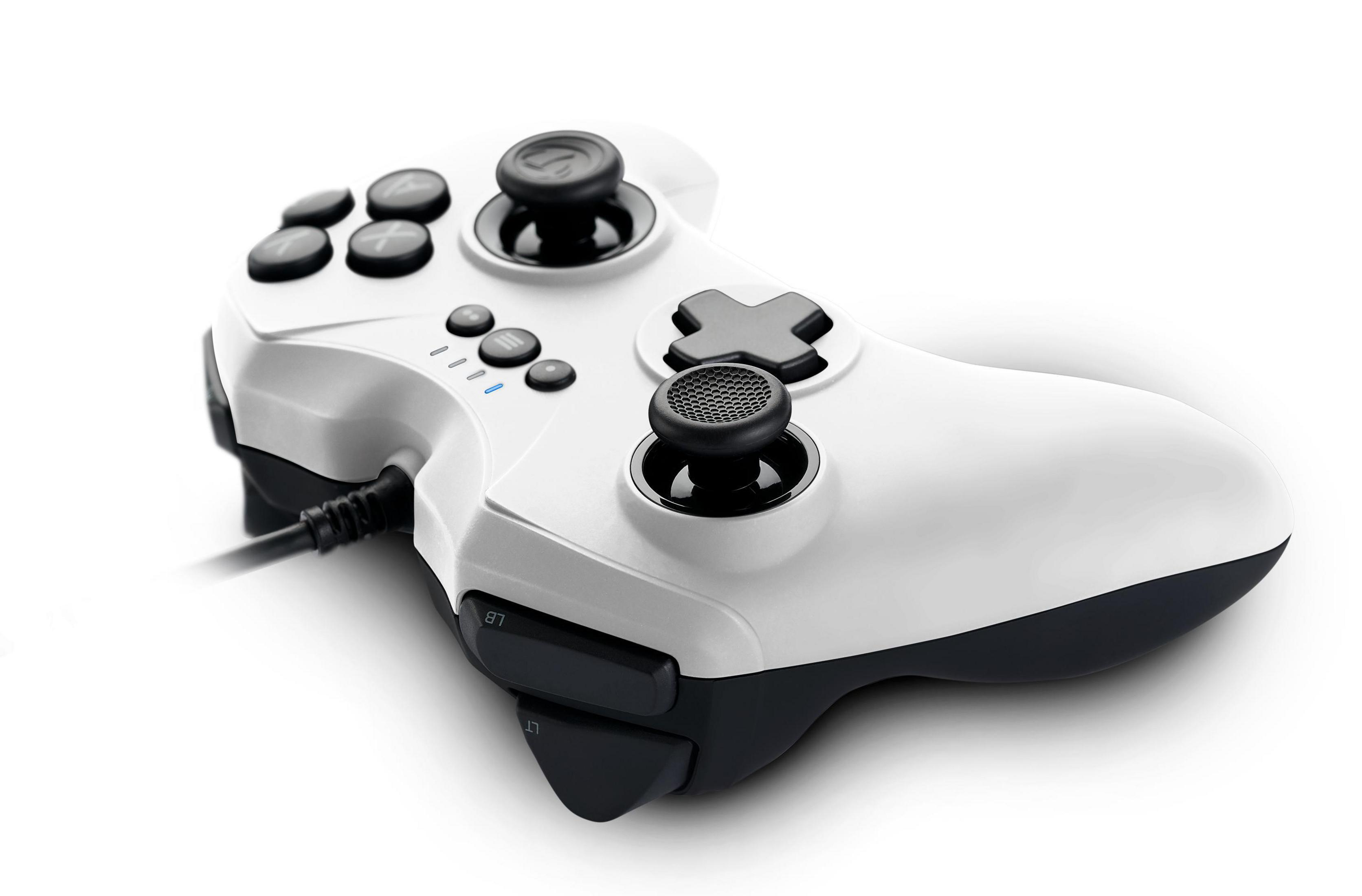 Biały kontroler do gier z czarnymi przyciskami i czarnym kablem, izolowany.
