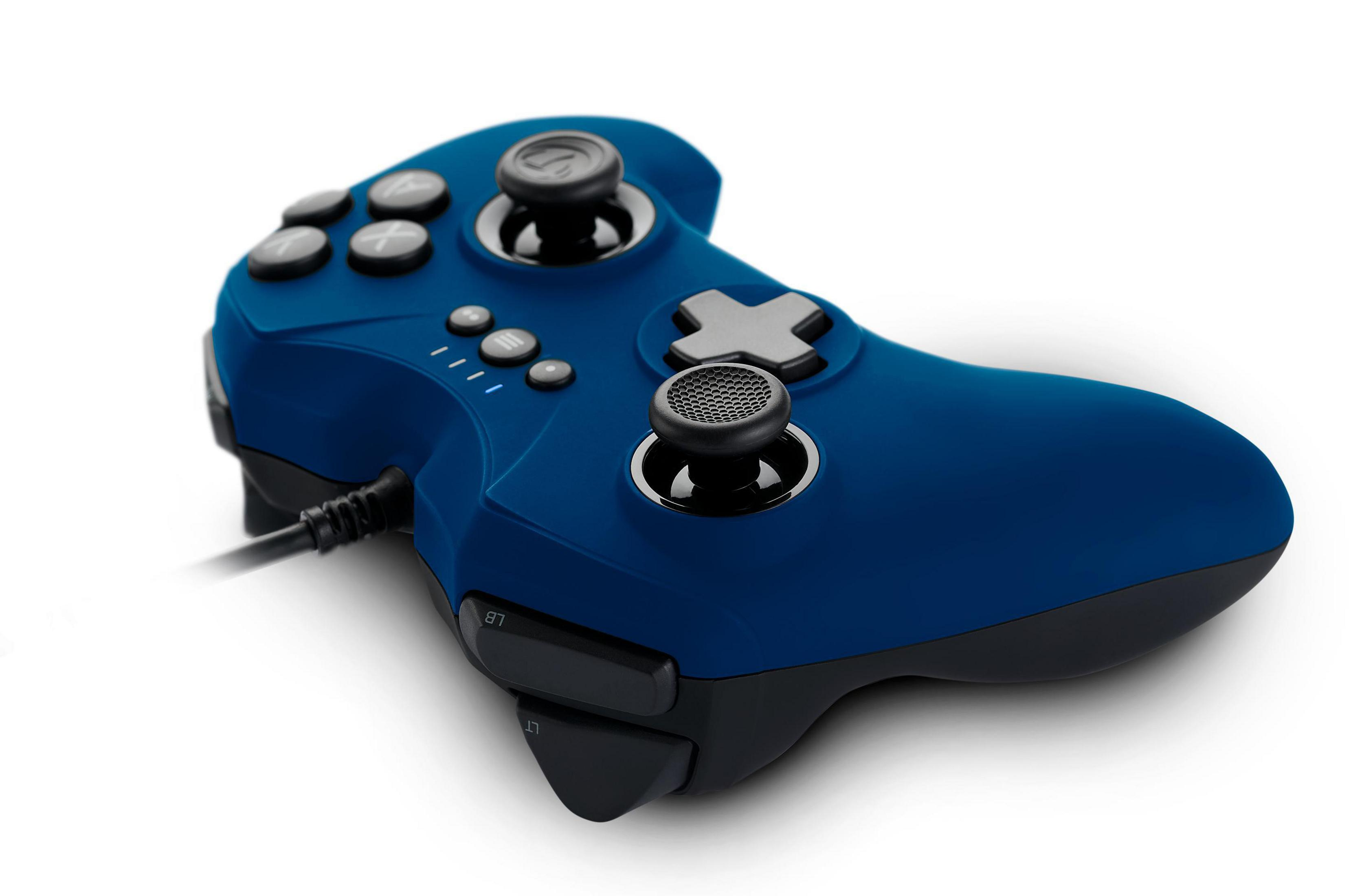 Niebieski kontroler do gier z przyciskami, joystickami i kablem. Białe tło.